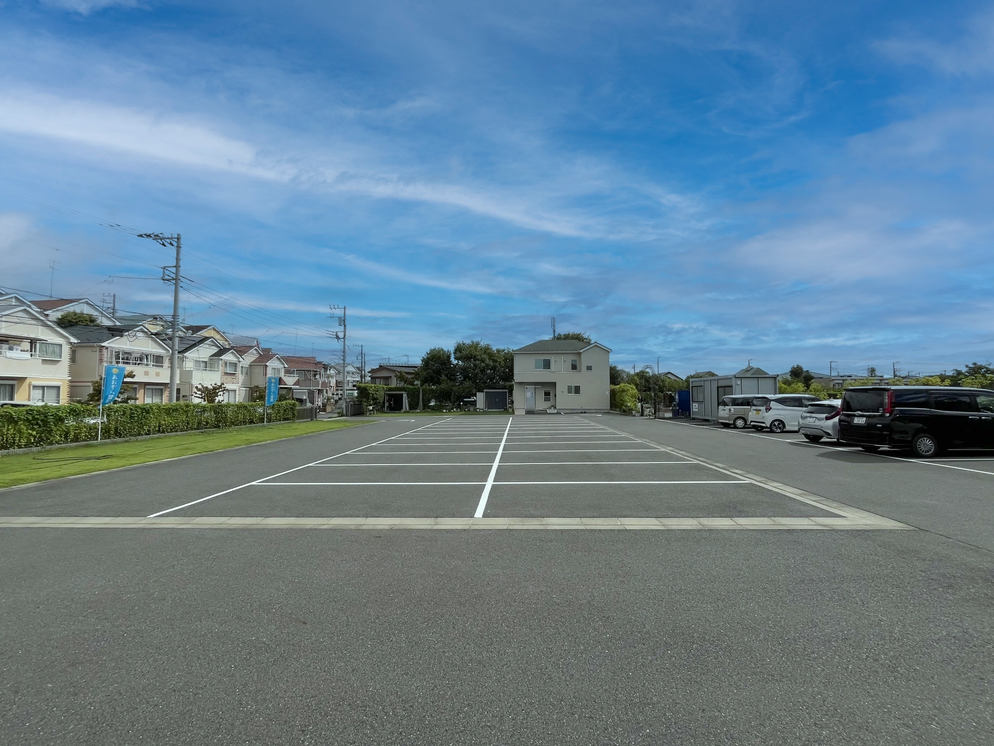 白線と案内矢印のある駐車場