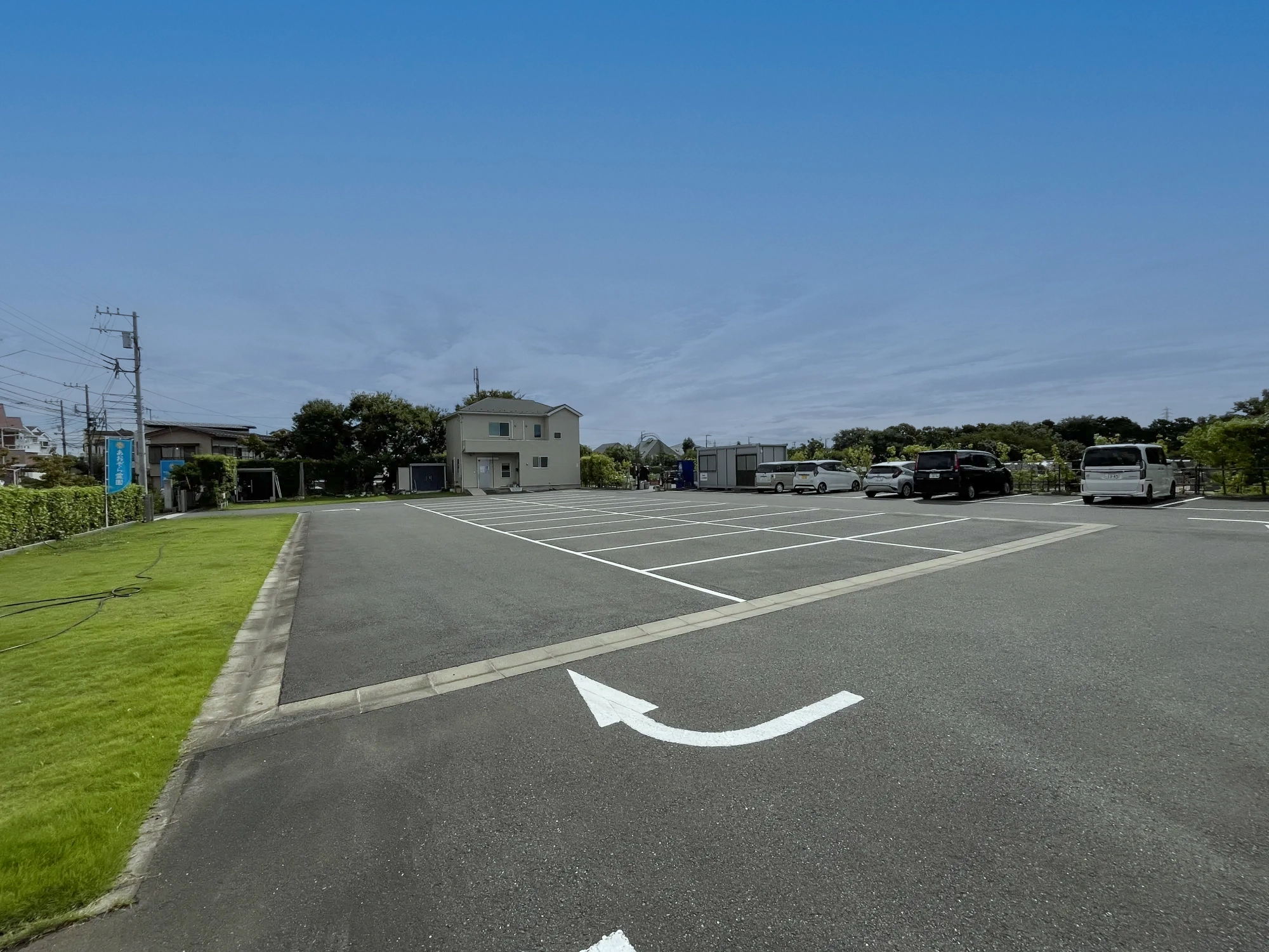 住宅街を望む駐車場の車路
