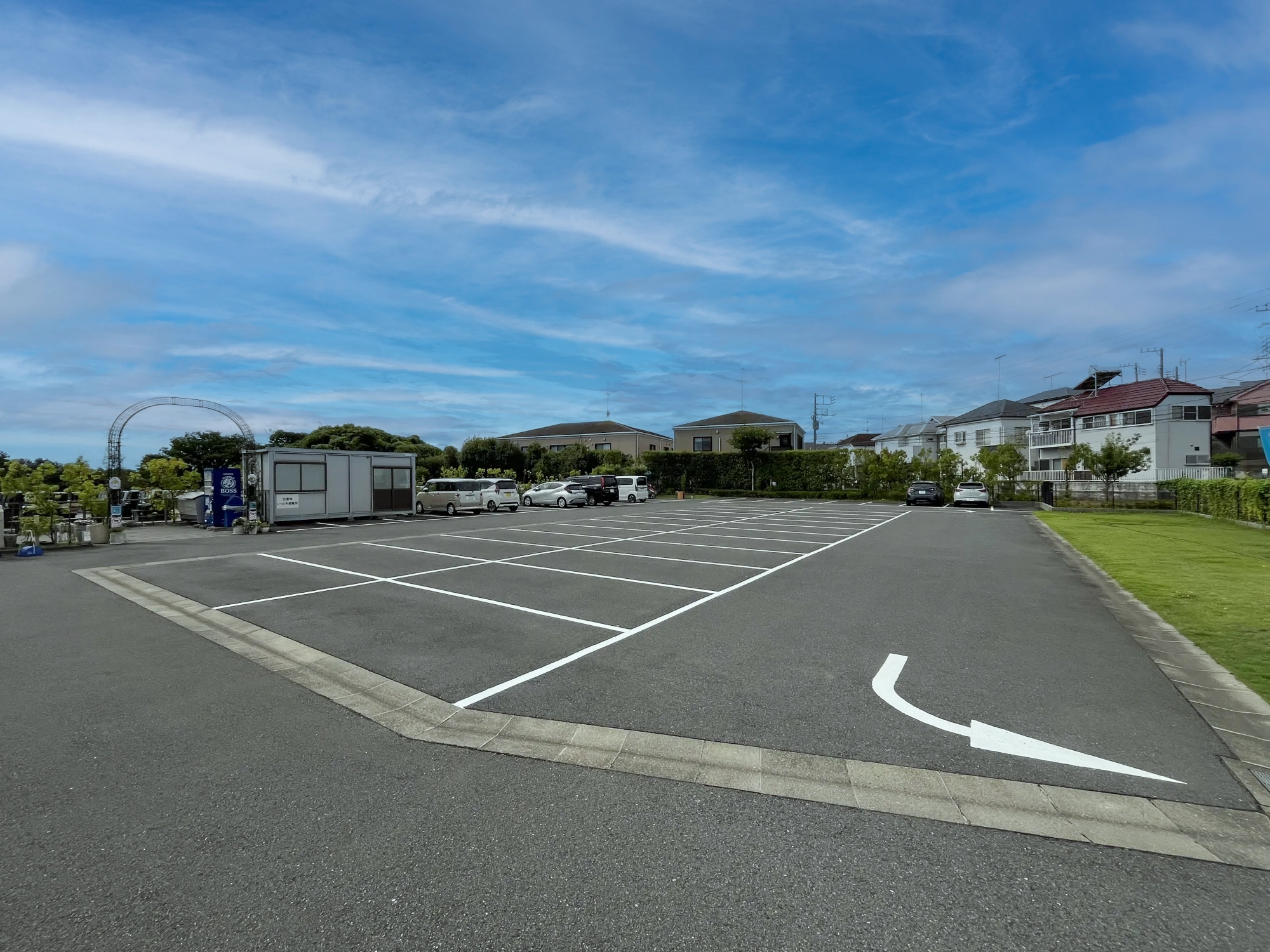 青空の下の駐車場区画