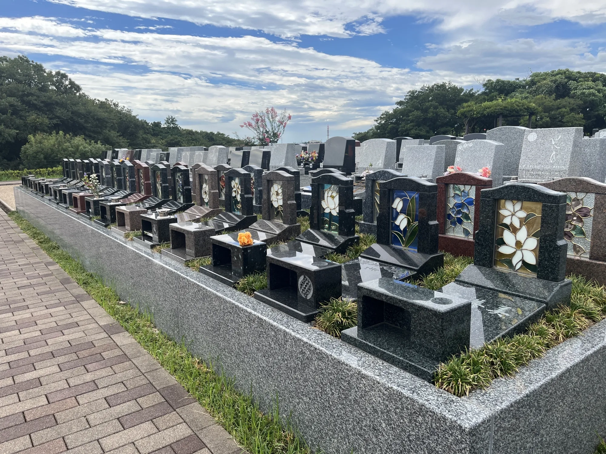 花の彫刻があるコローレの墓石並び