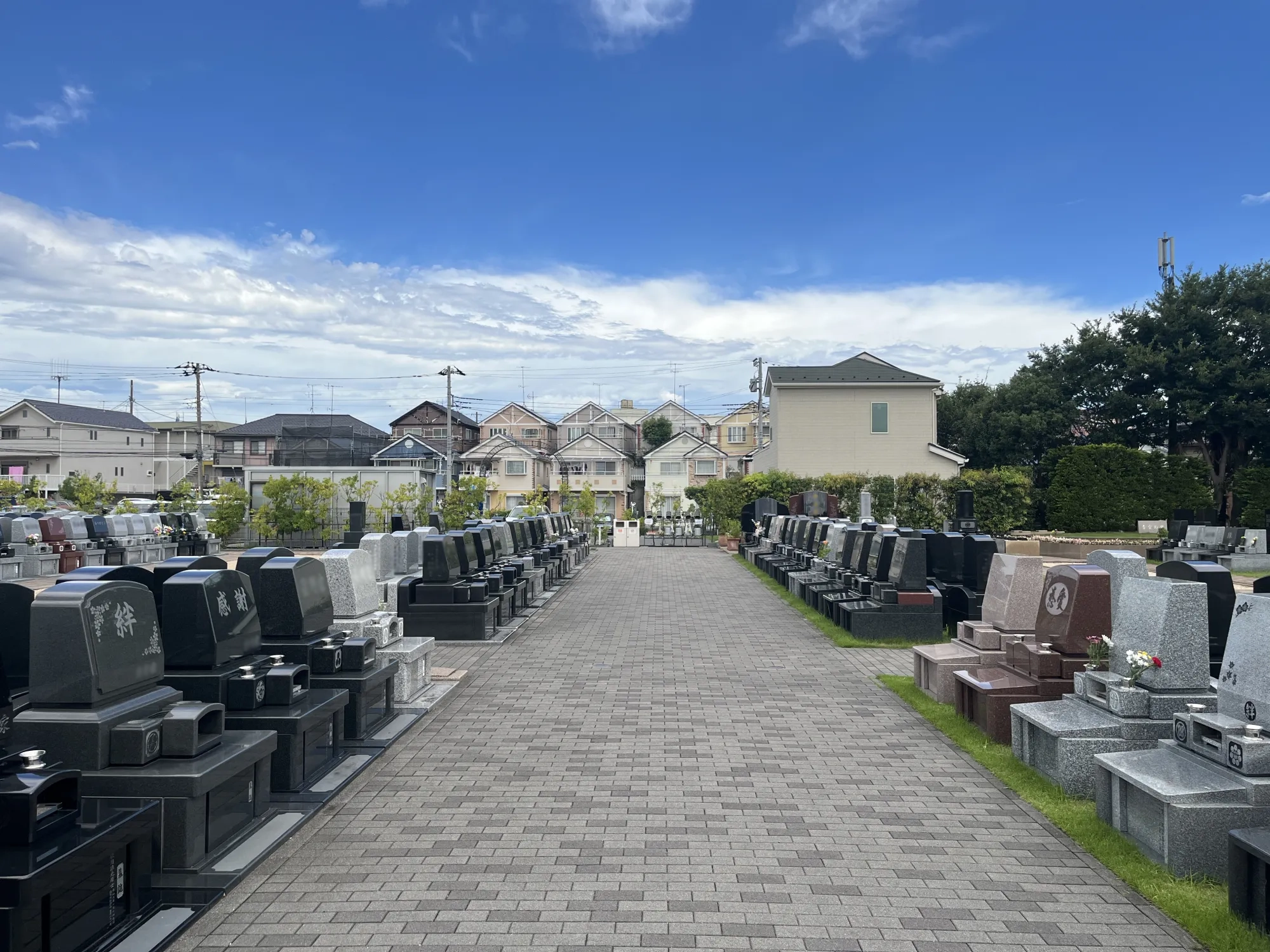 住宅街を望む園内の通路