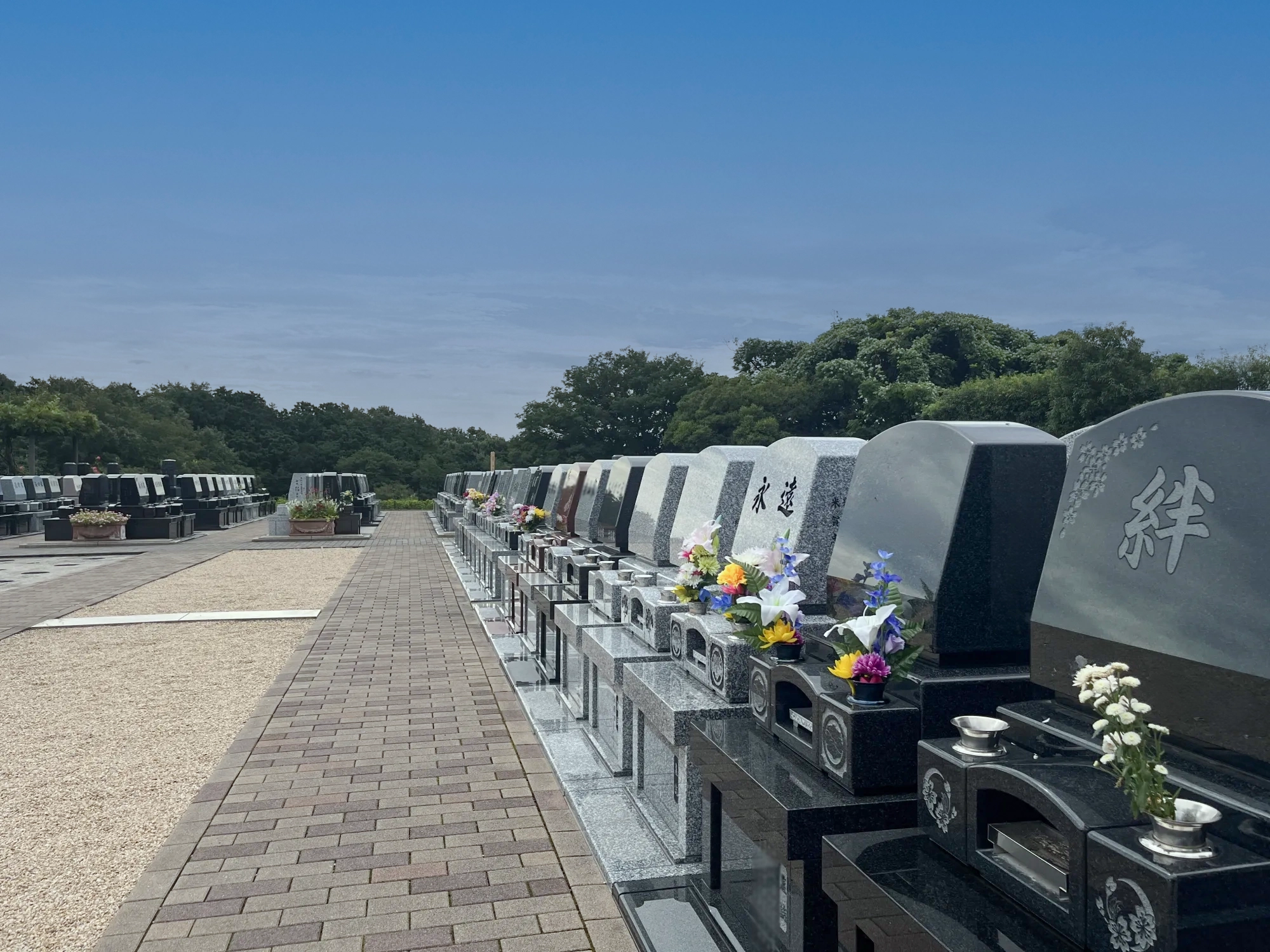墓域の端から見た園内