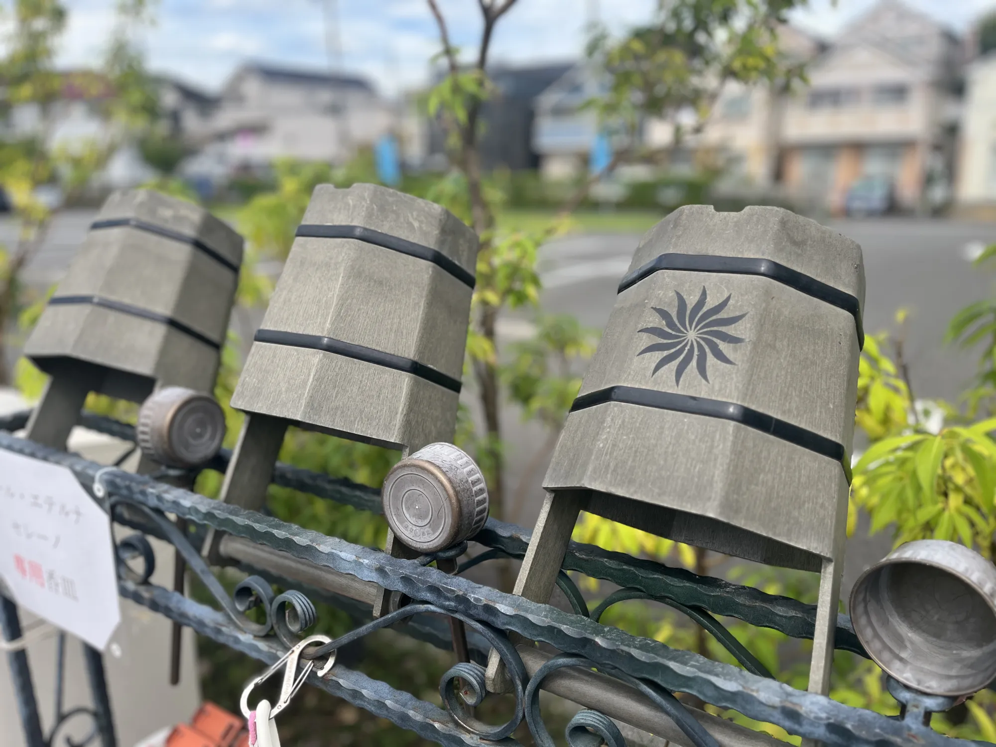 墓前に備えられた花立て