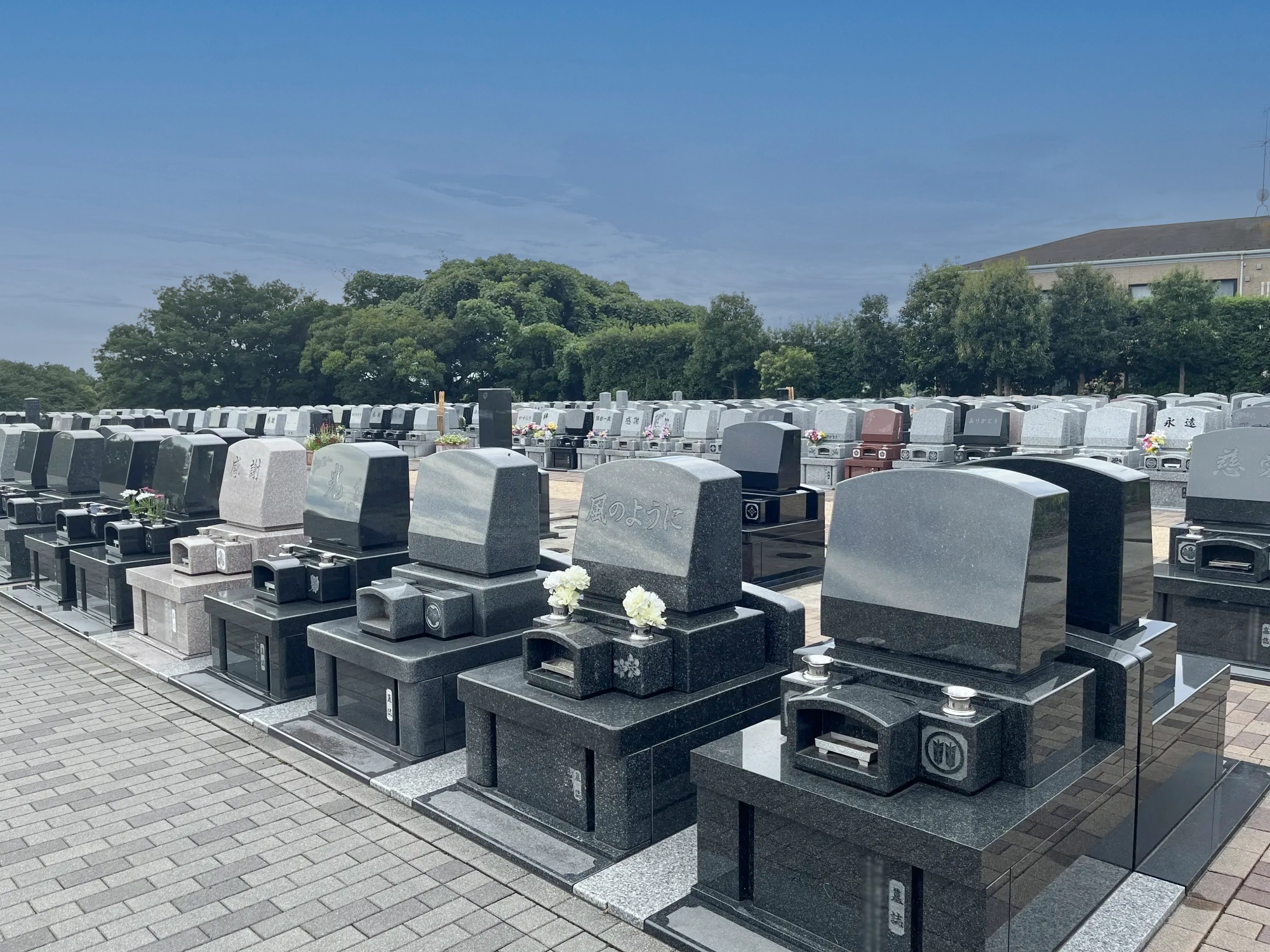 濃いグレーの洋型墓石が並ぶゆとり墓地
