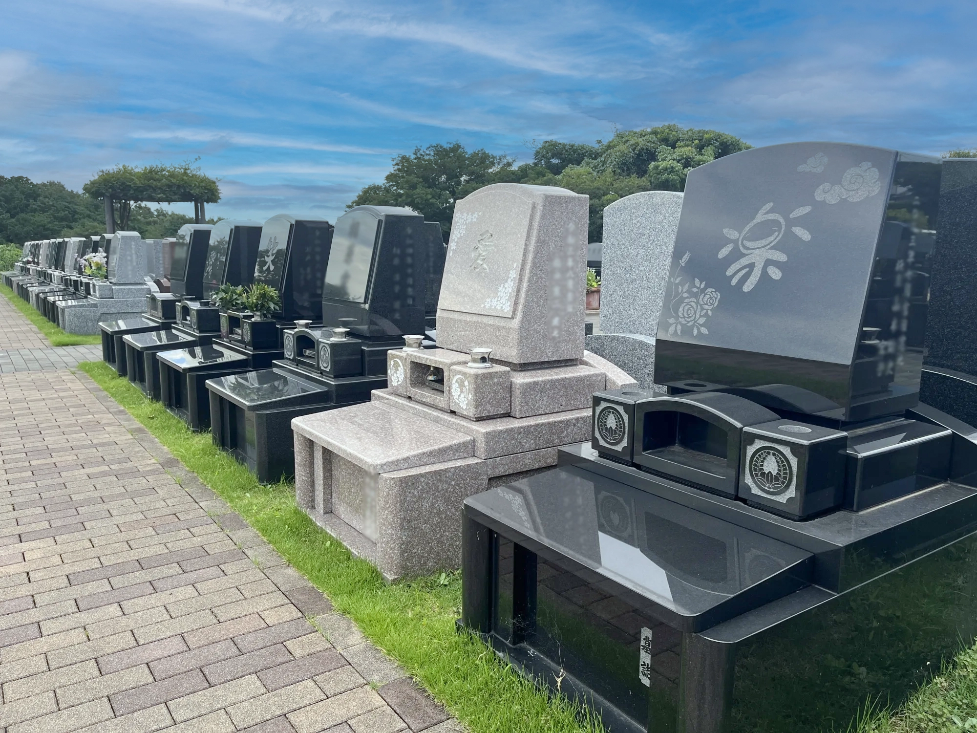 太陽の彫刻があるゆとり墓地の墓石