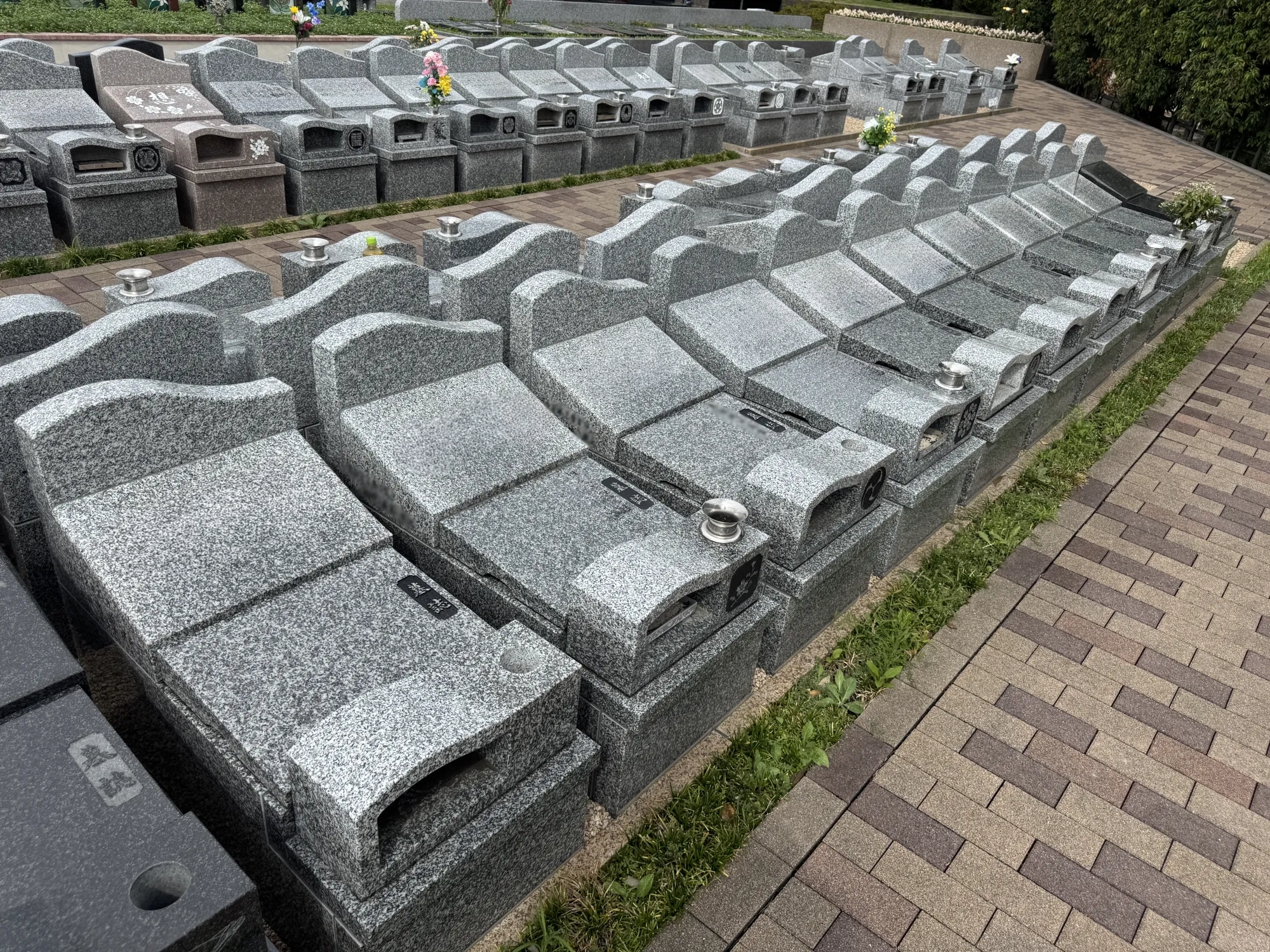 明るいグレーの洋型墓石が並ぶゆとり墓地