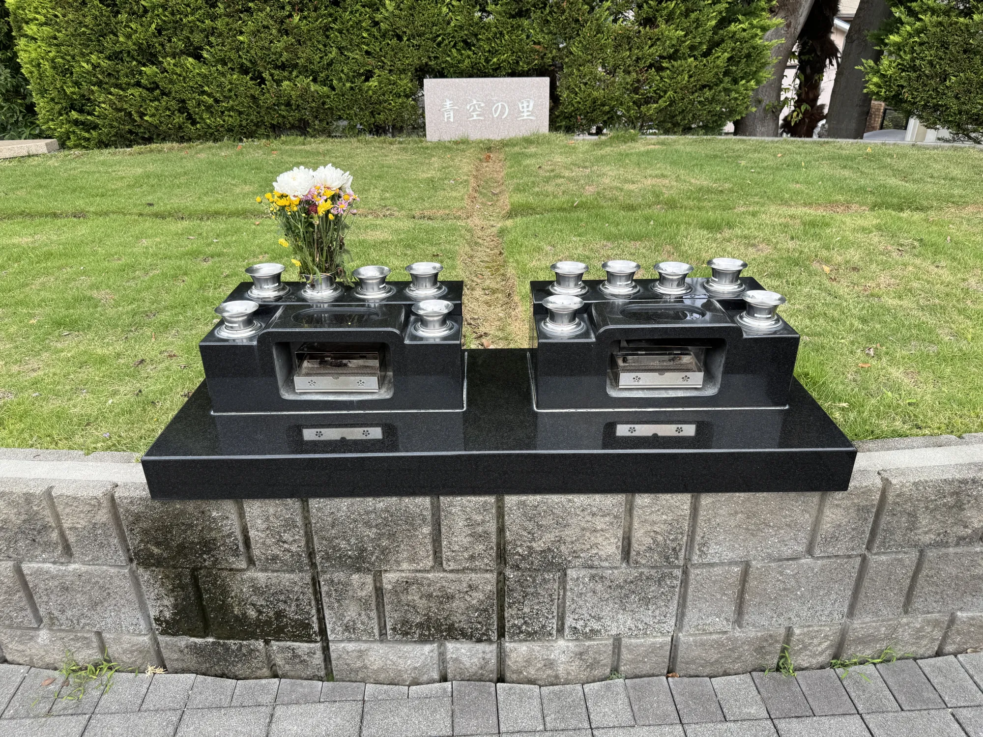 供花が供えられた樹木葬の墓石