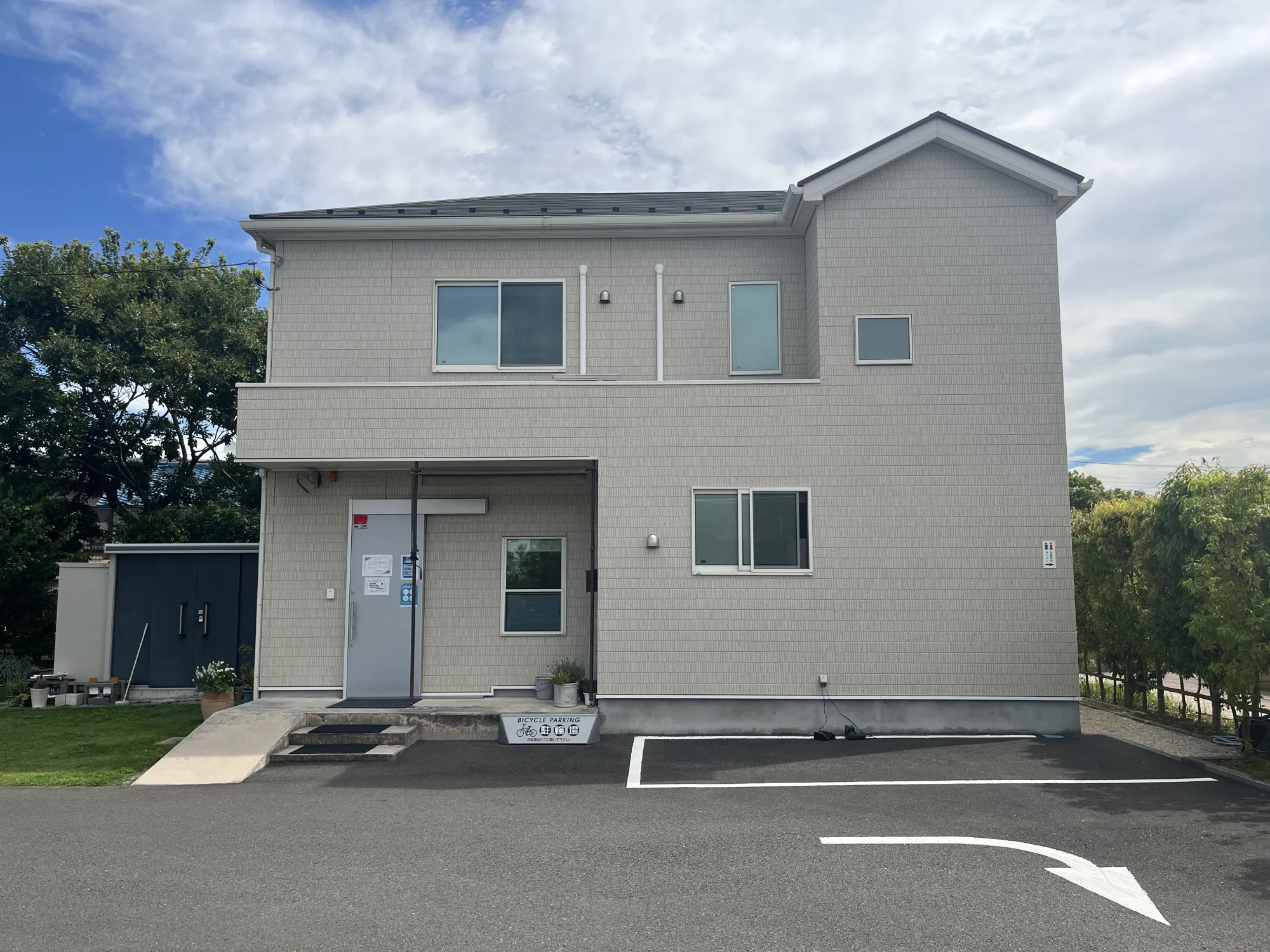 管理棟の正面