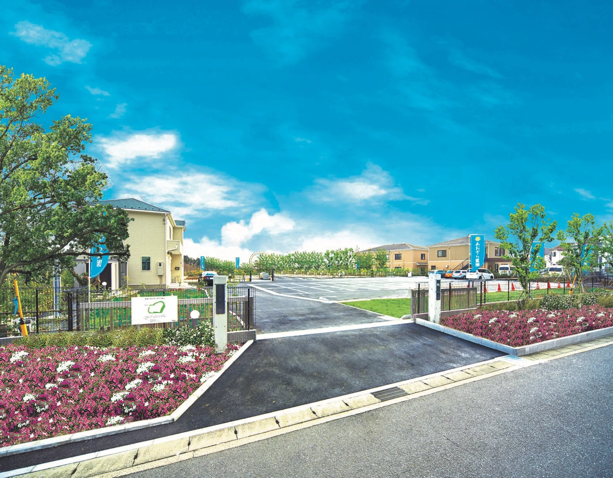 花壇が続く入口通路