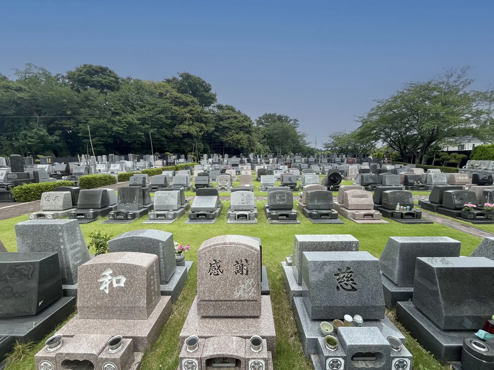 芝生墓所のプレート