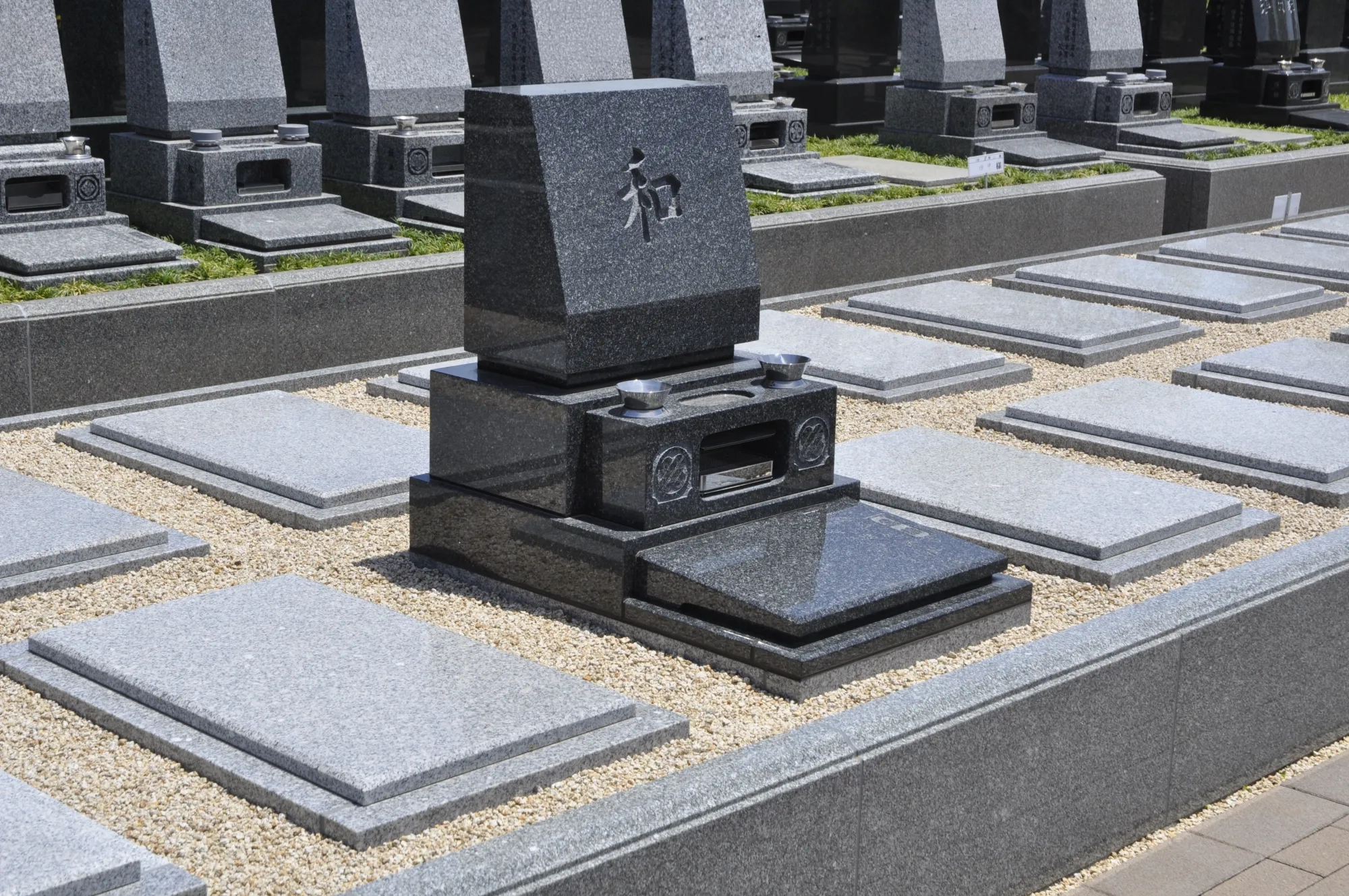 「和」と刻まれた洋型墓石