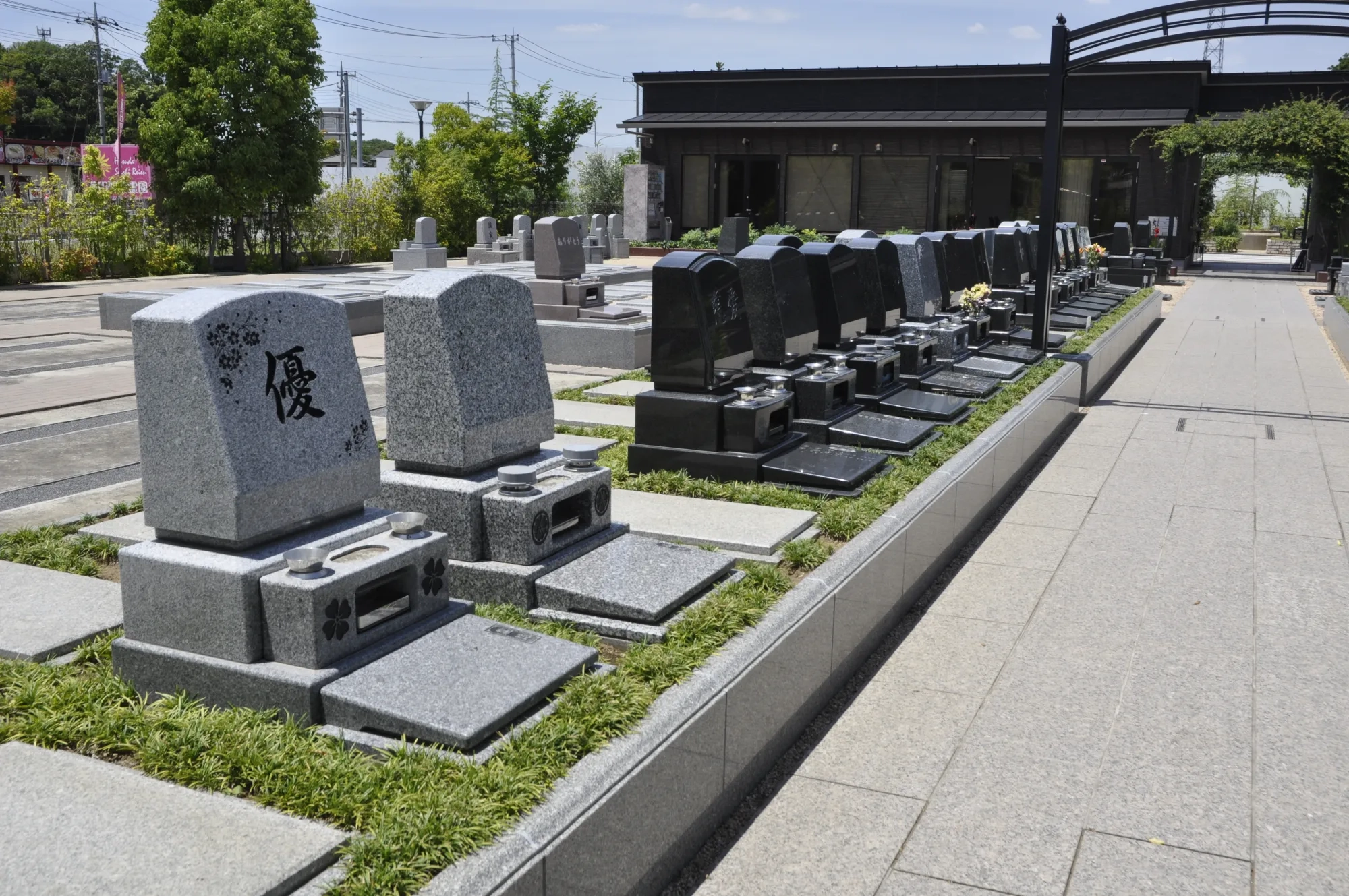 洋型墓石の側面が続く園路