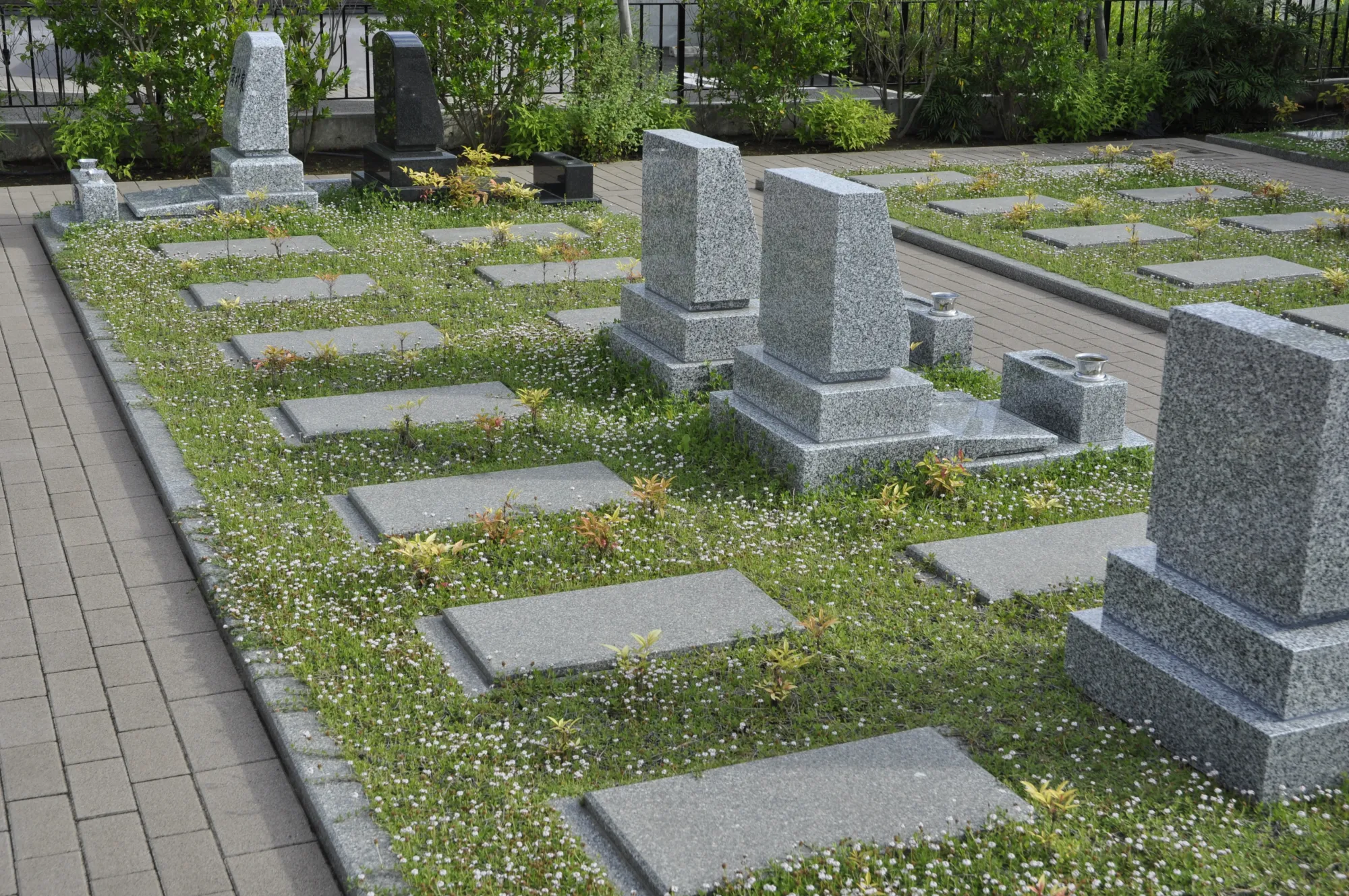芝生のフラット墓所と園路