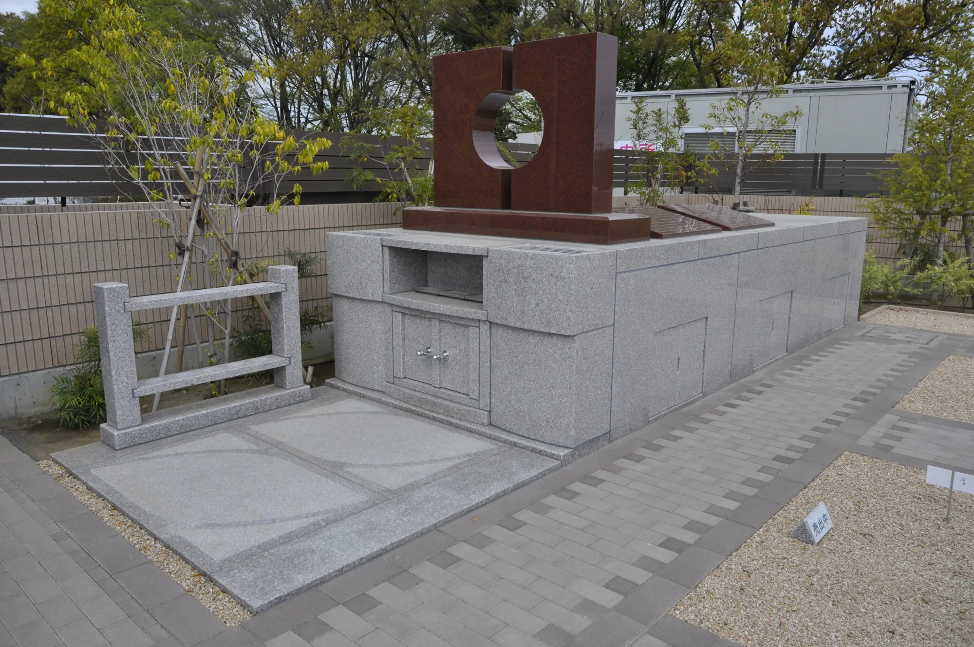 円形のくり抜きがある永代供養墓