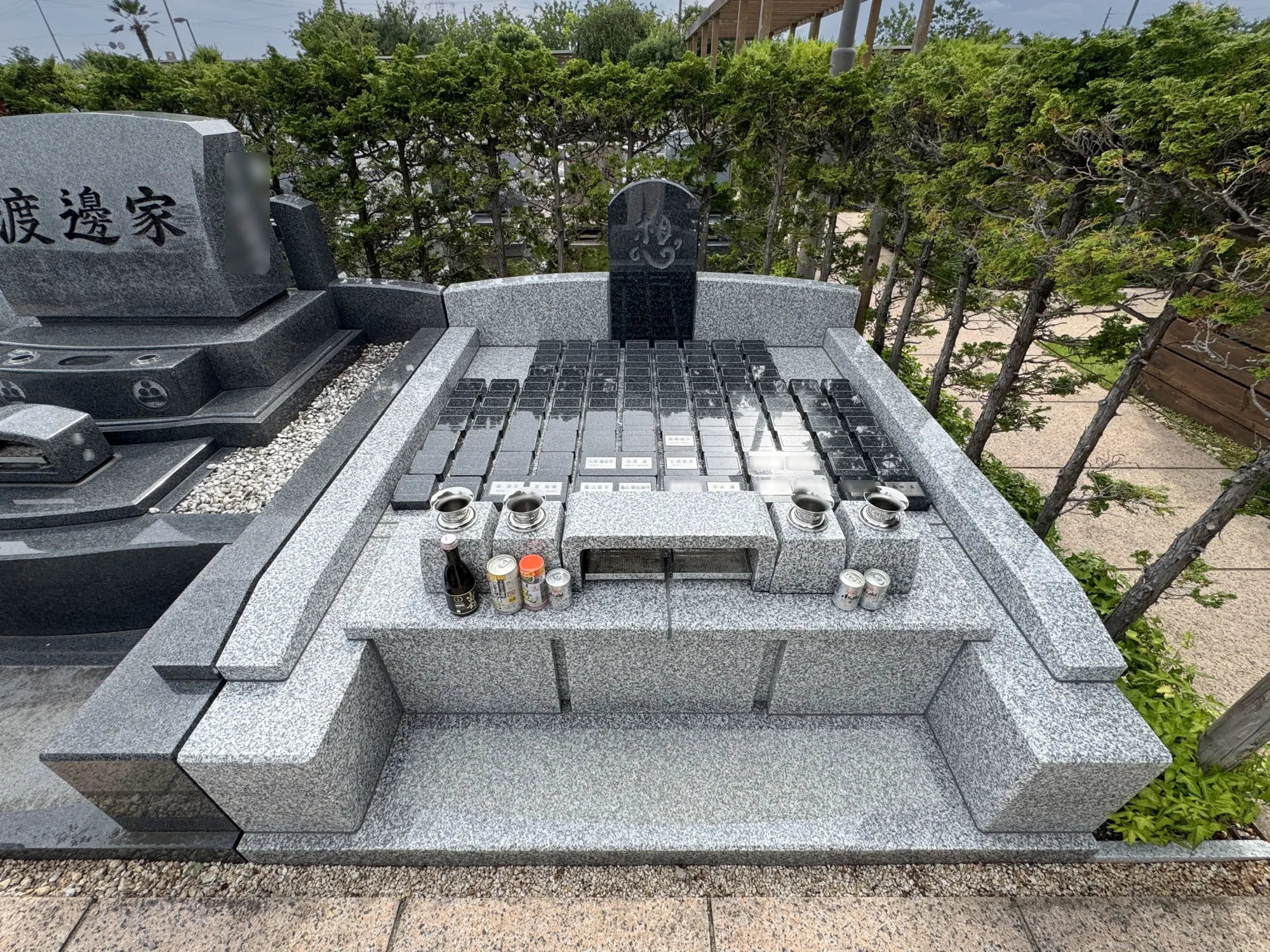 隣の墓所と並ぶ個別永代供養墓「想」