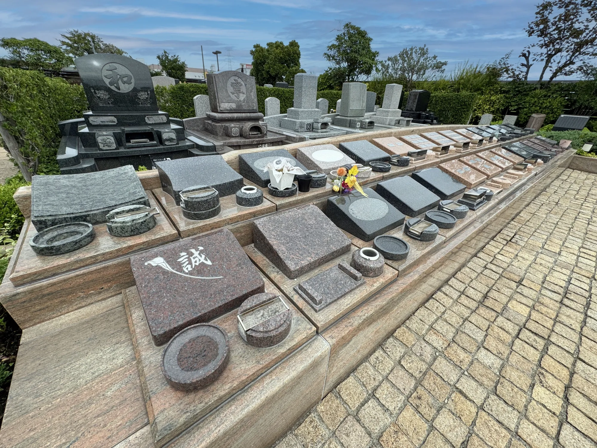 横から見た平板墓の奥行き