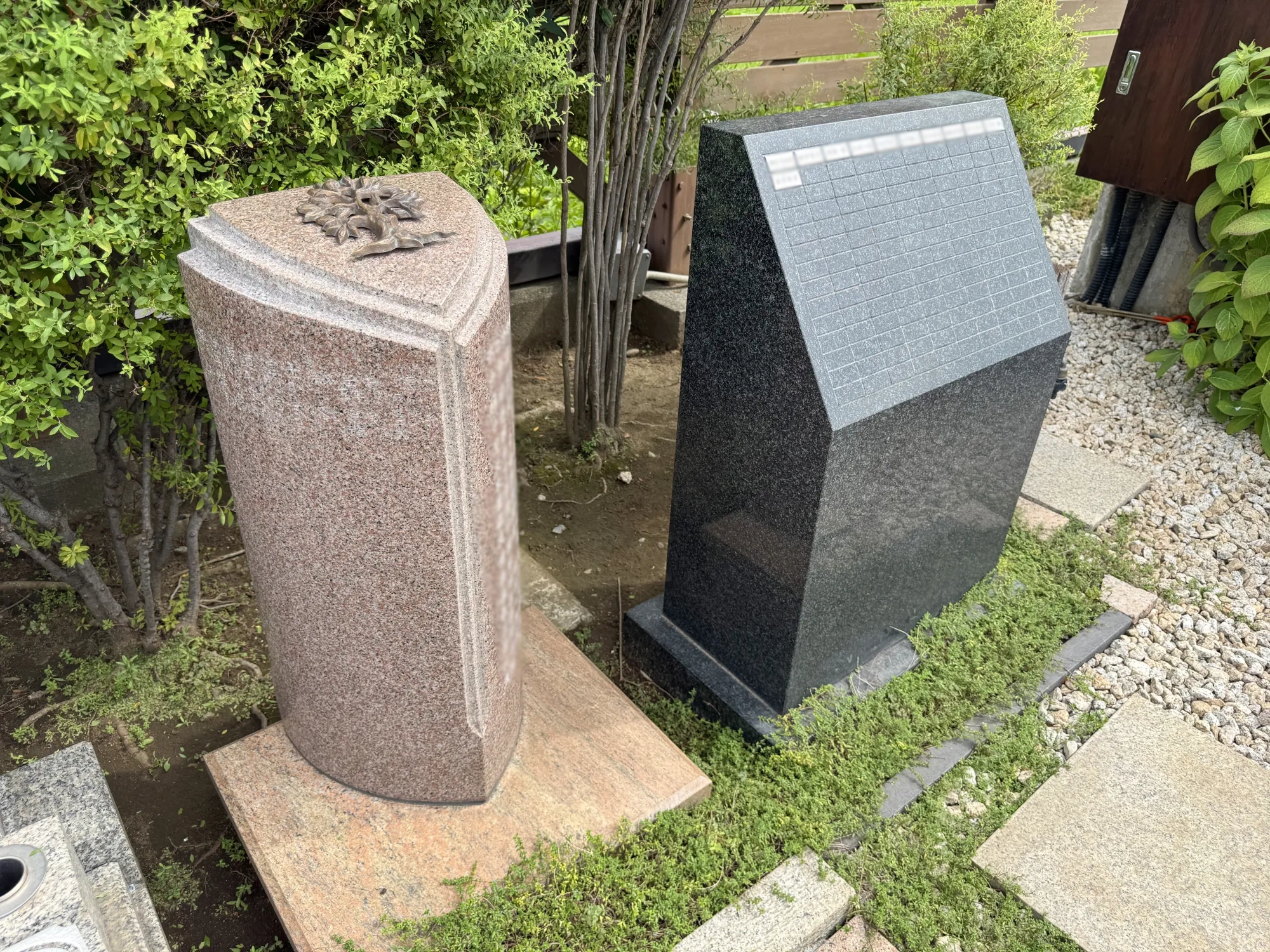 芝生に並ぶ明暗2基の洋型墓石
