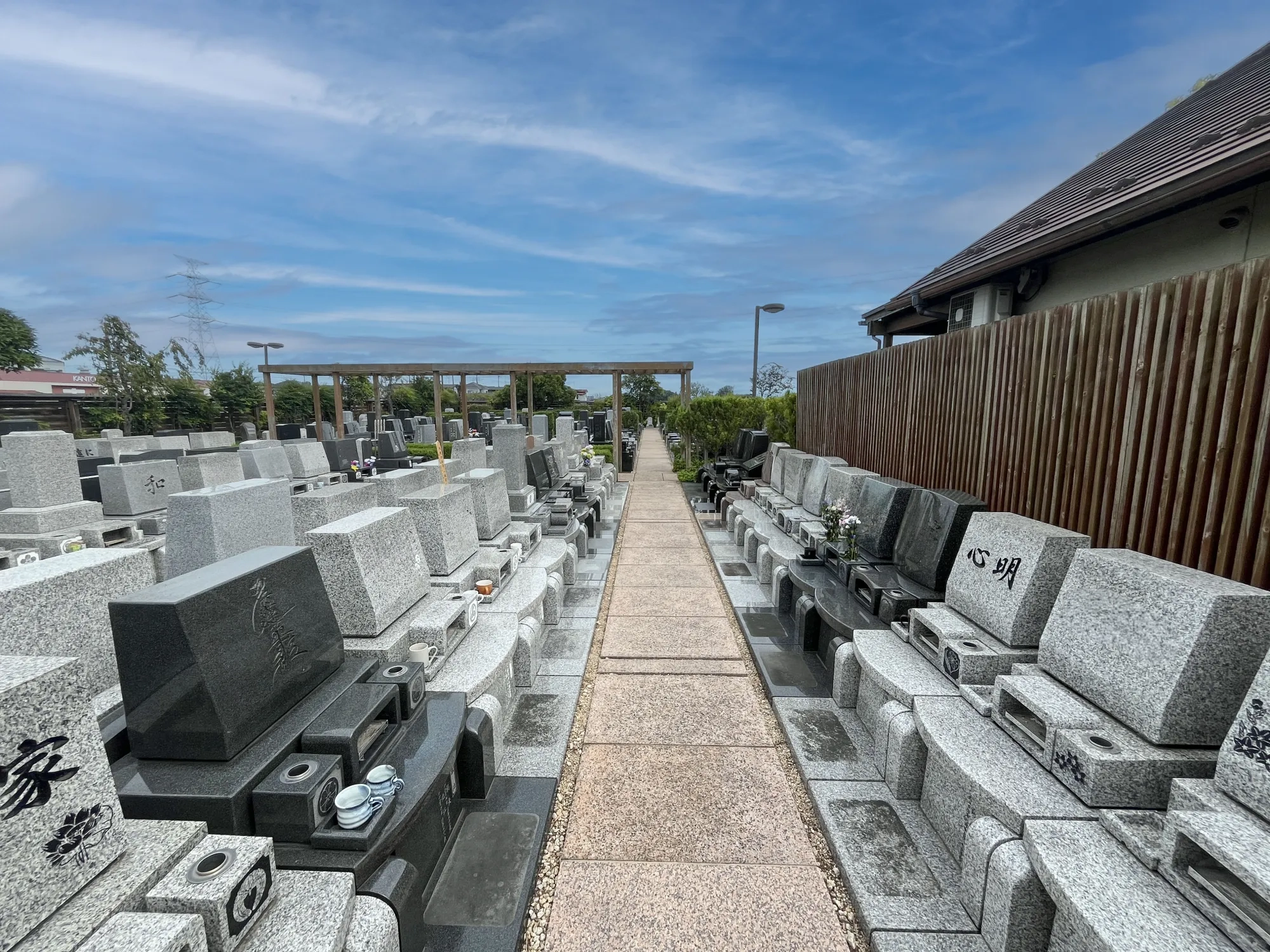 一般墓の間を通る直線の園路