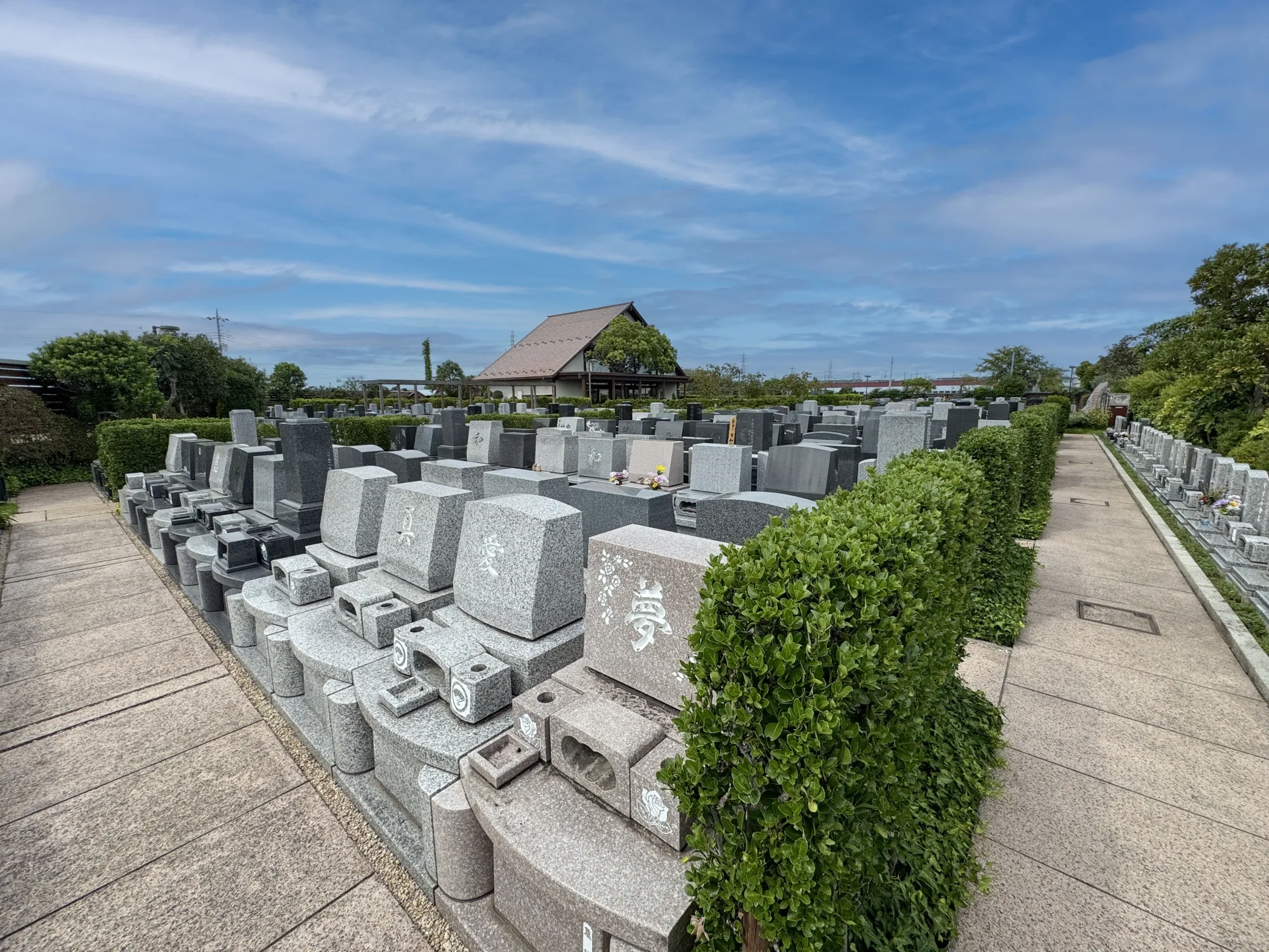 墓石の列から管理棟へ続く園路