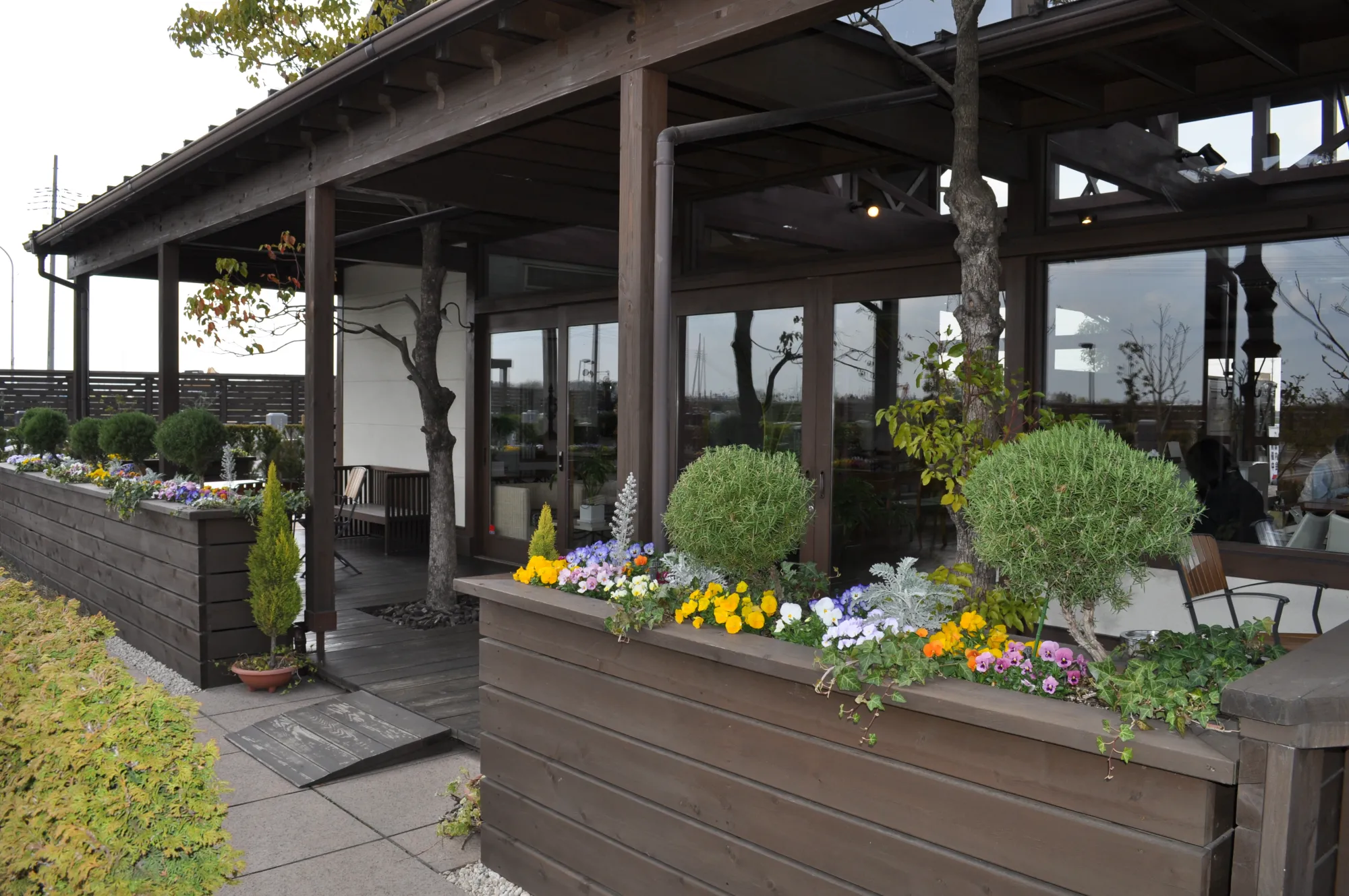 鉢植えが並ぶ管理棟のポーチ