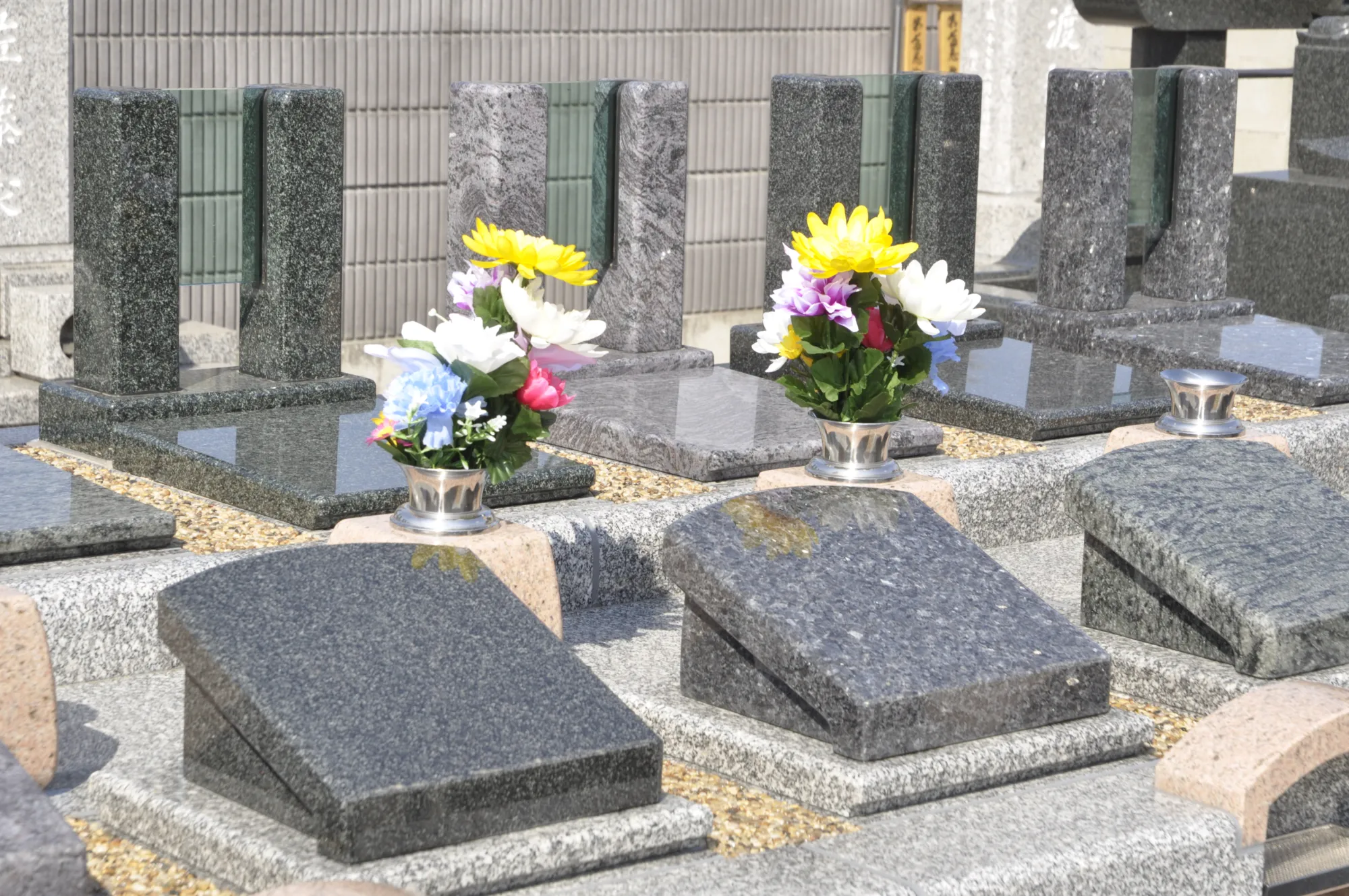供花が置かれた翠の墓標