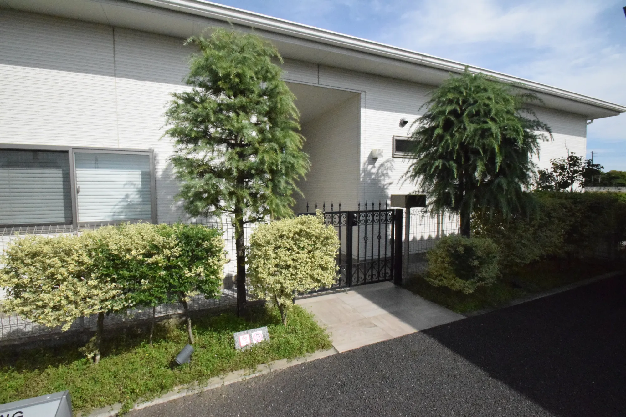 門扉のある管理棟入口