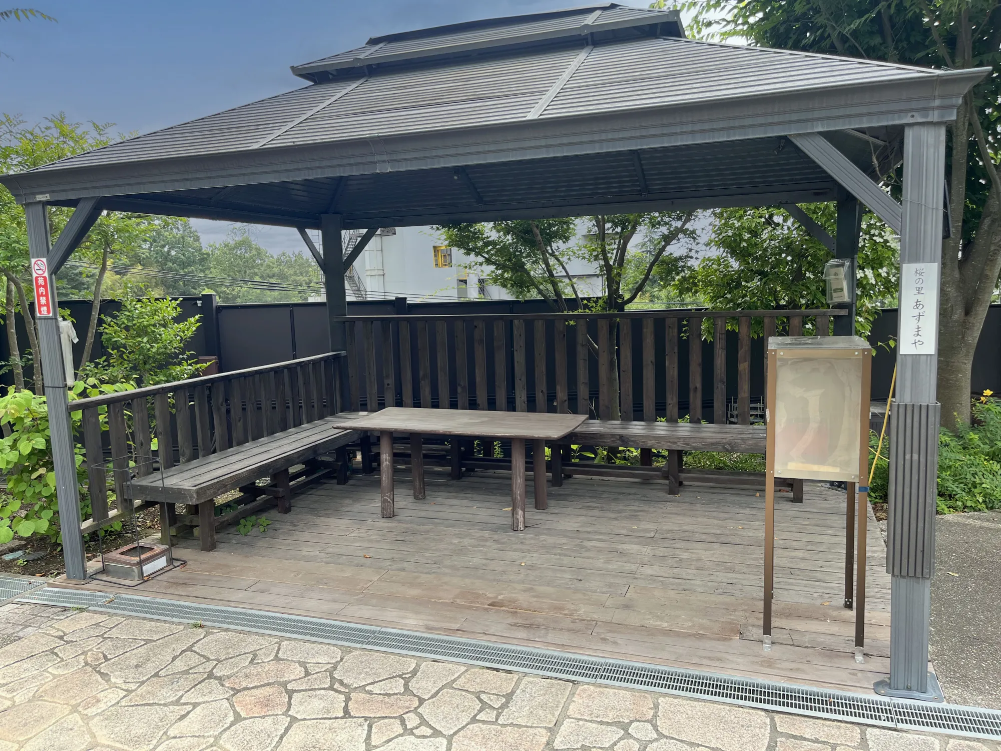 町田いずみ浄苑 桜の里のあずまや