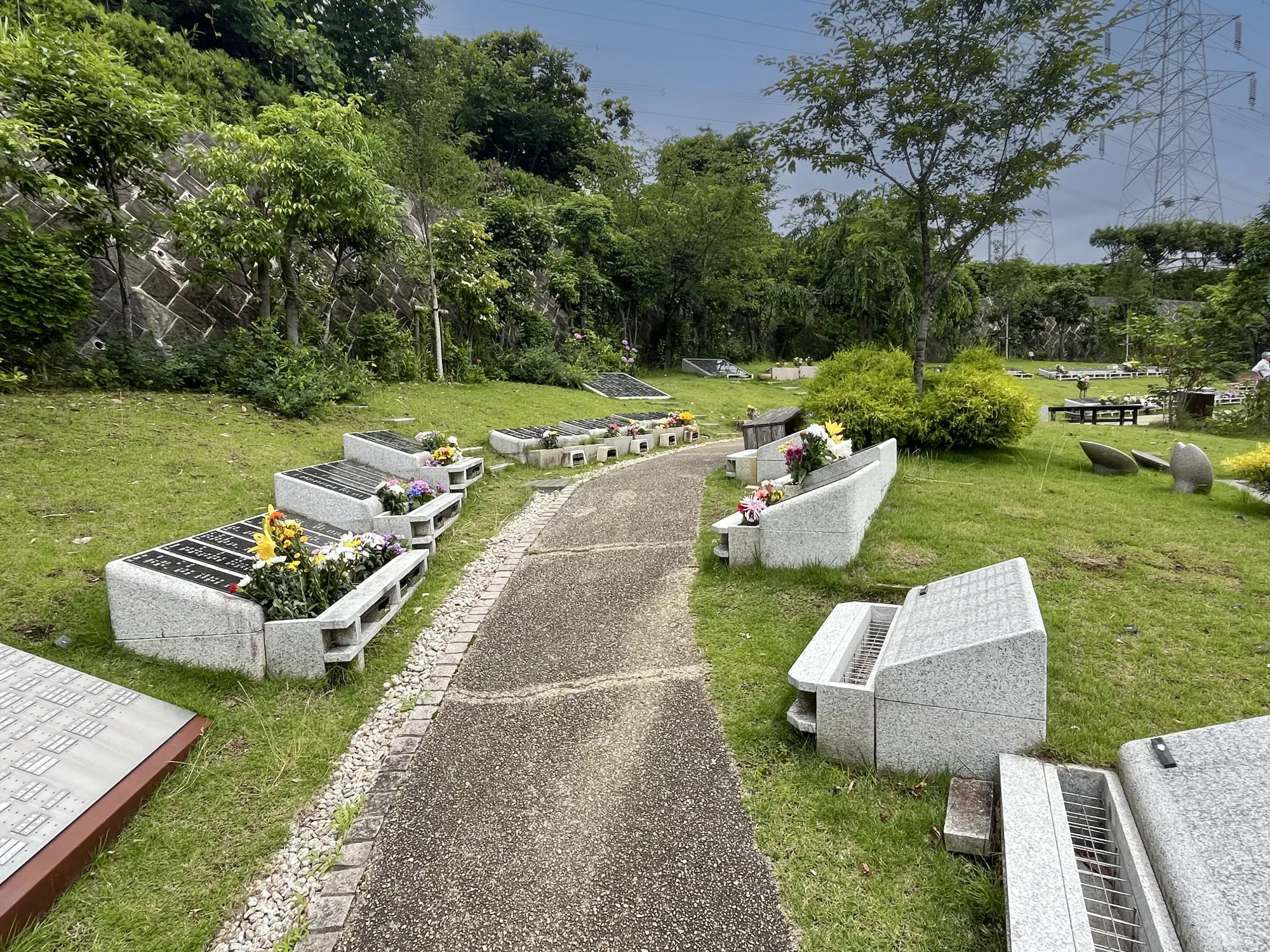 町田いずみ浄苑 芝生墓所の参道