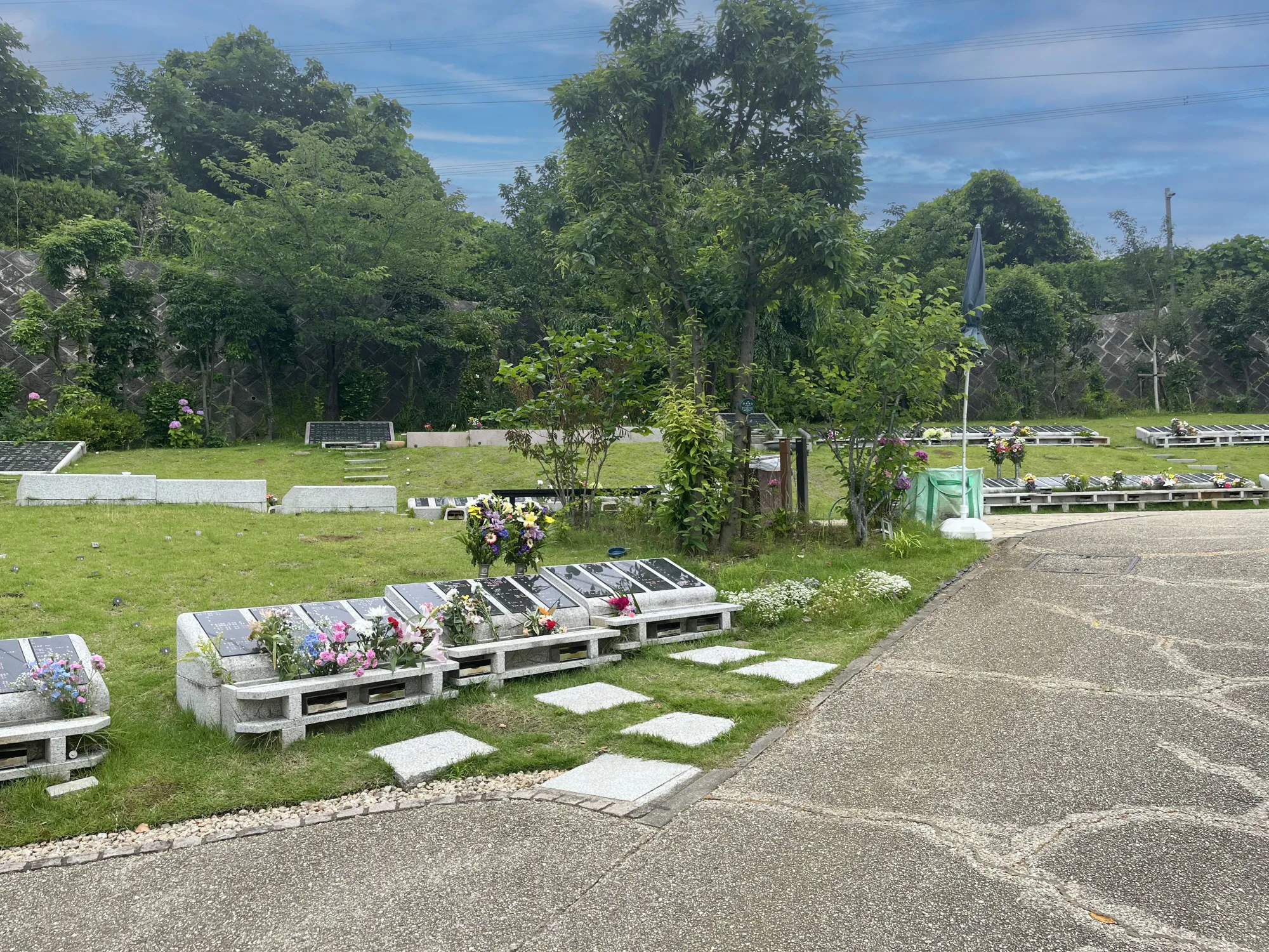 町田いずみ浄苑 花が供えられた芝生墓所
