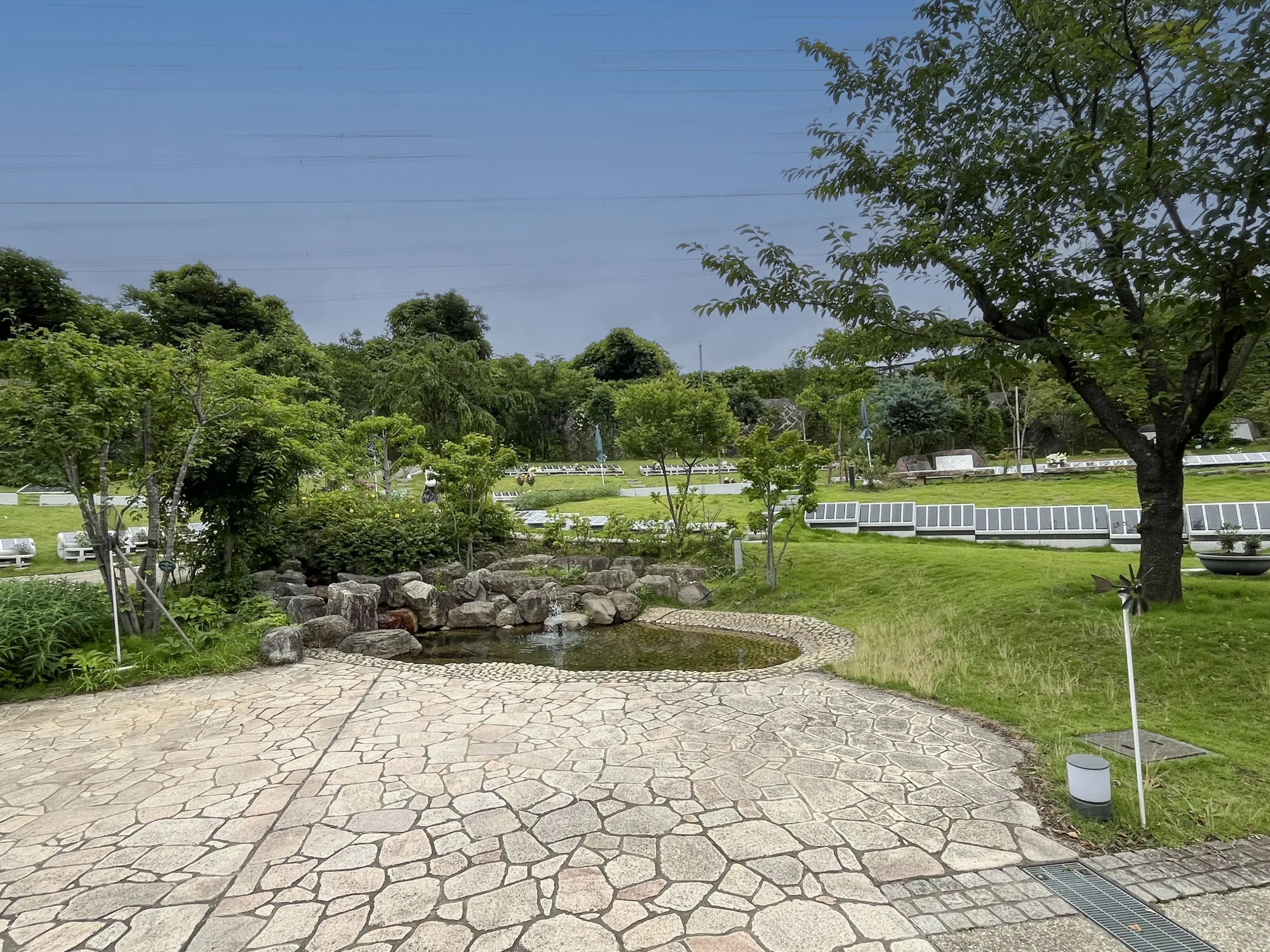 町田いずみ浄苑 水盤のある園内広場