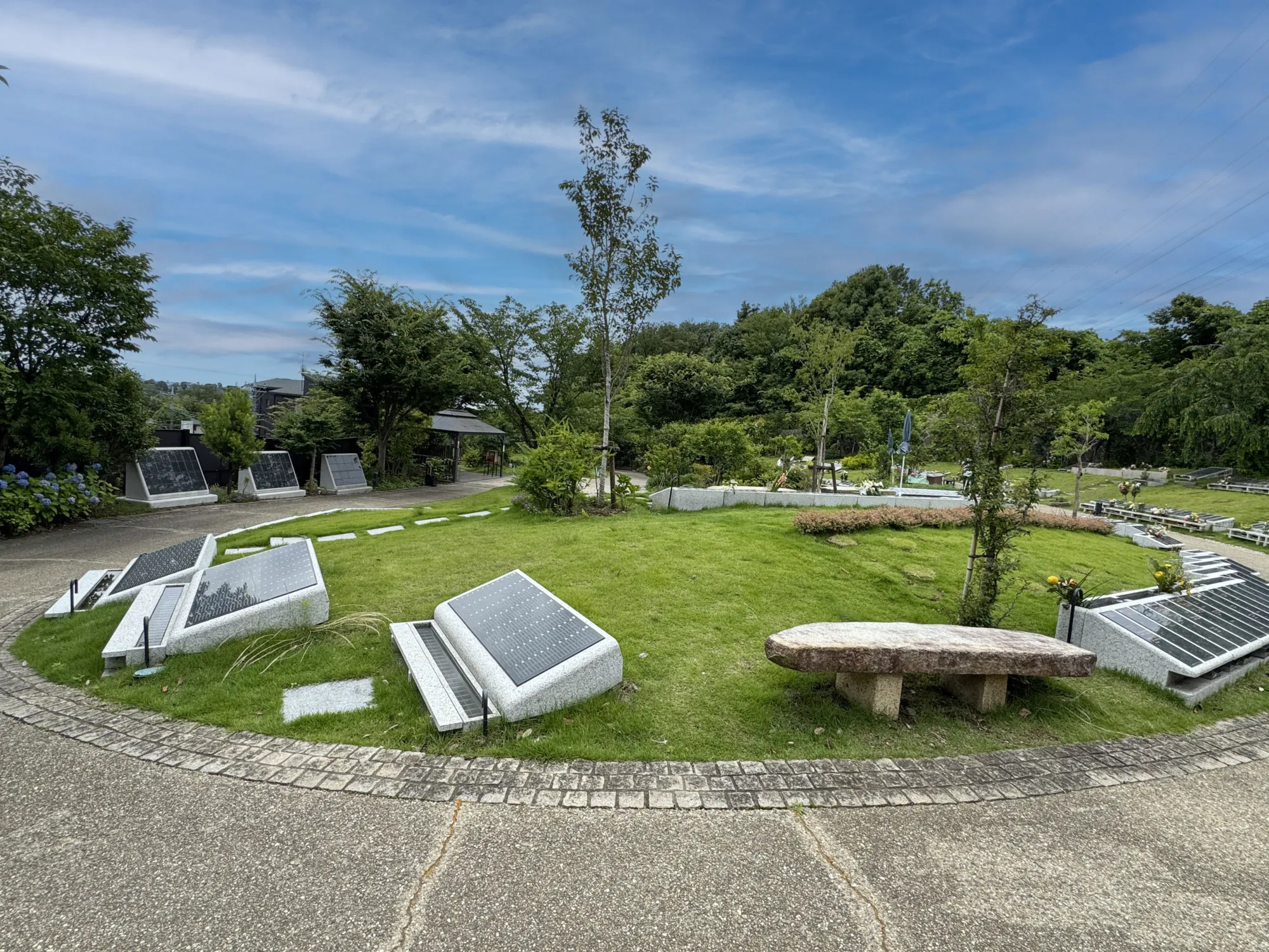 町田いずみ浄苑 円形の芝生区画と石のベンチ
