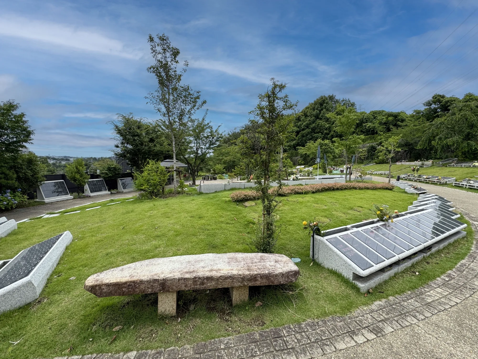 町田いずみ浄苑 メモリアルストーンと石のベンチ