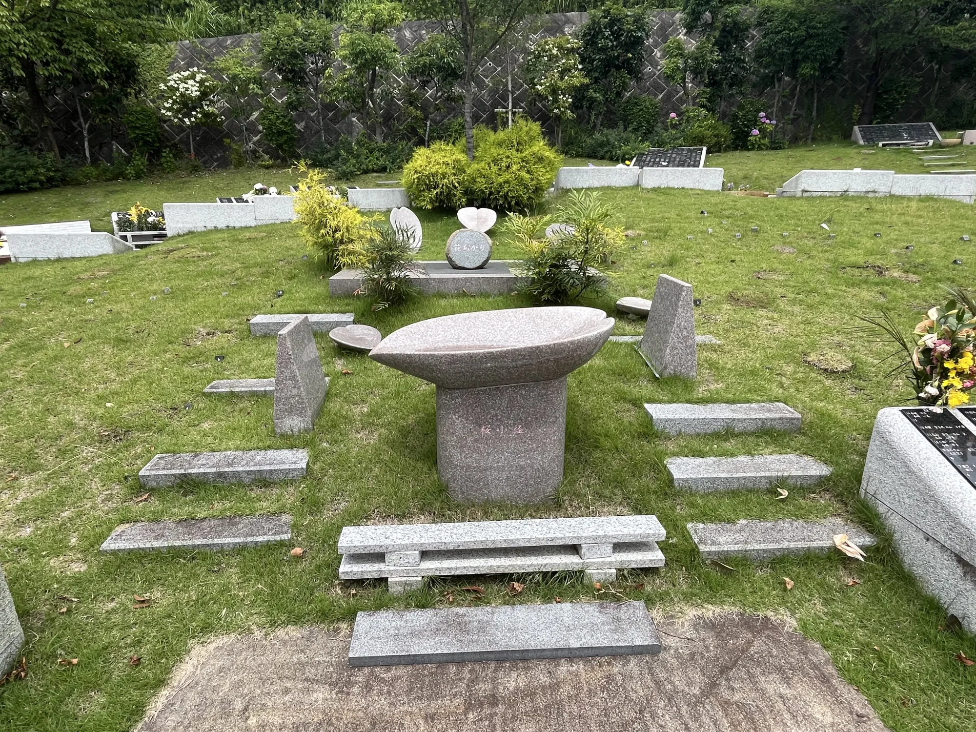 町田いずみ浄苑 桜小径のモニュメント
