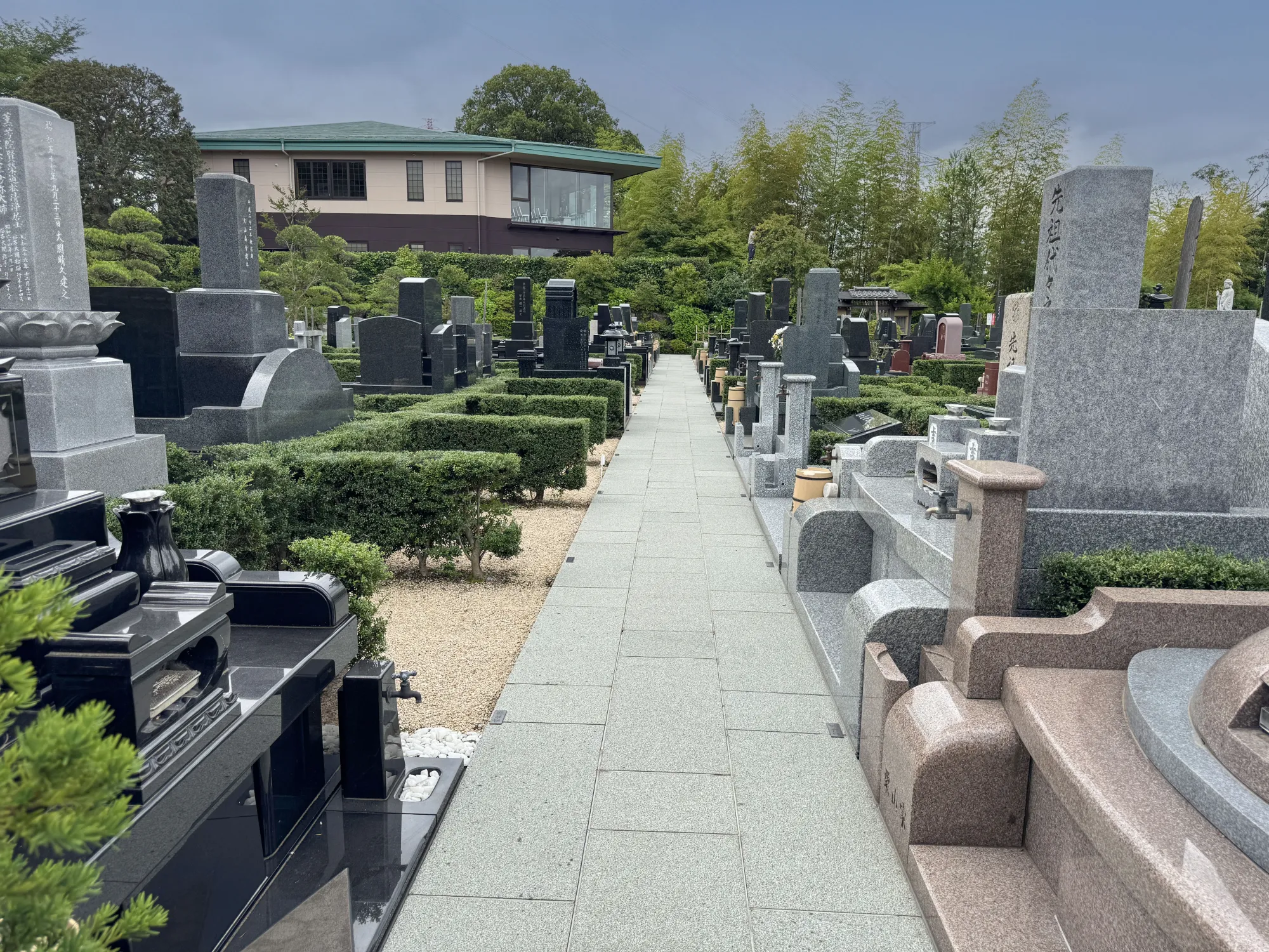 南の丘 石張りテラス墓所