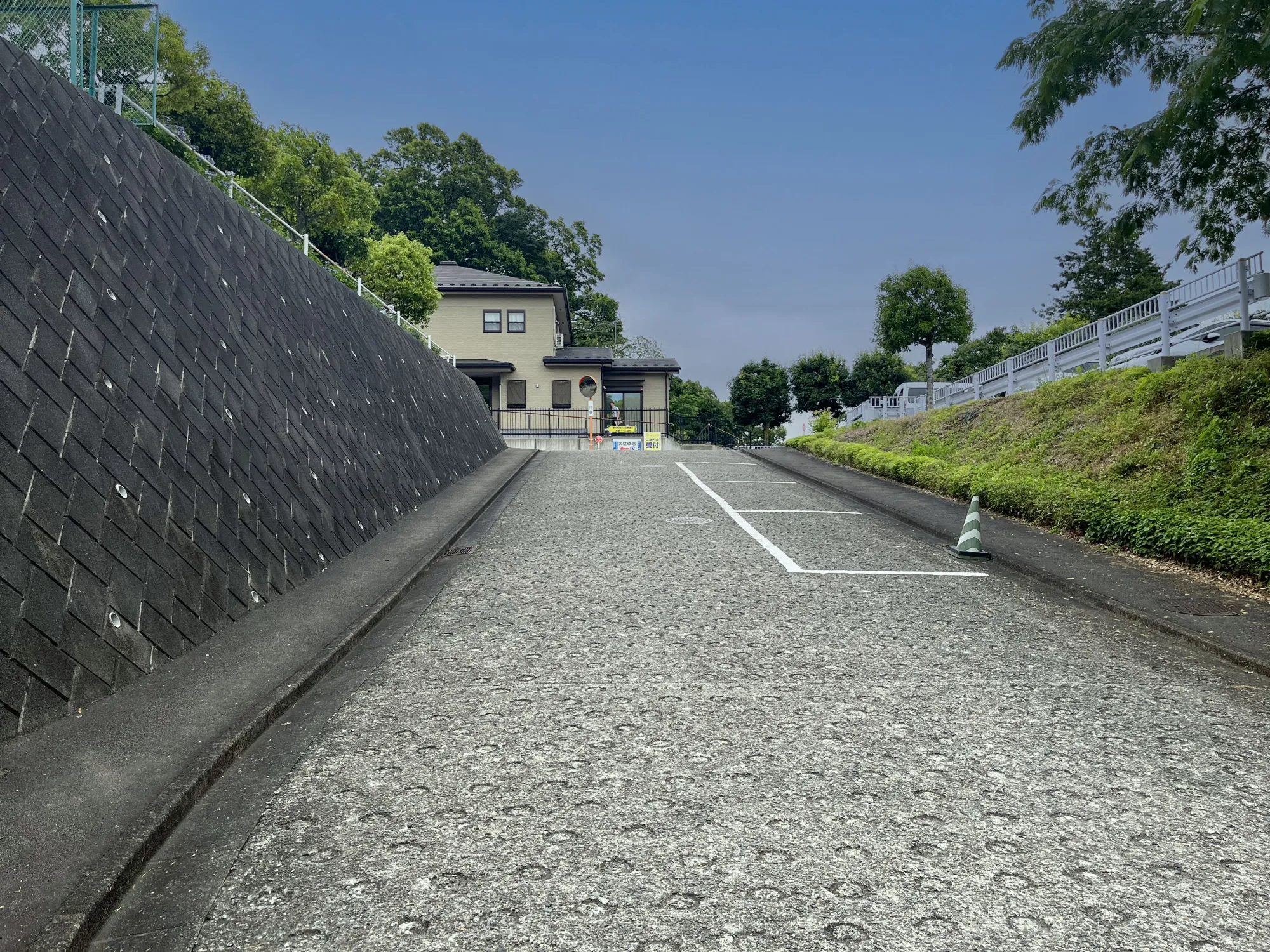 メモリアルパーク厚木ふるさとの丘 入口看板