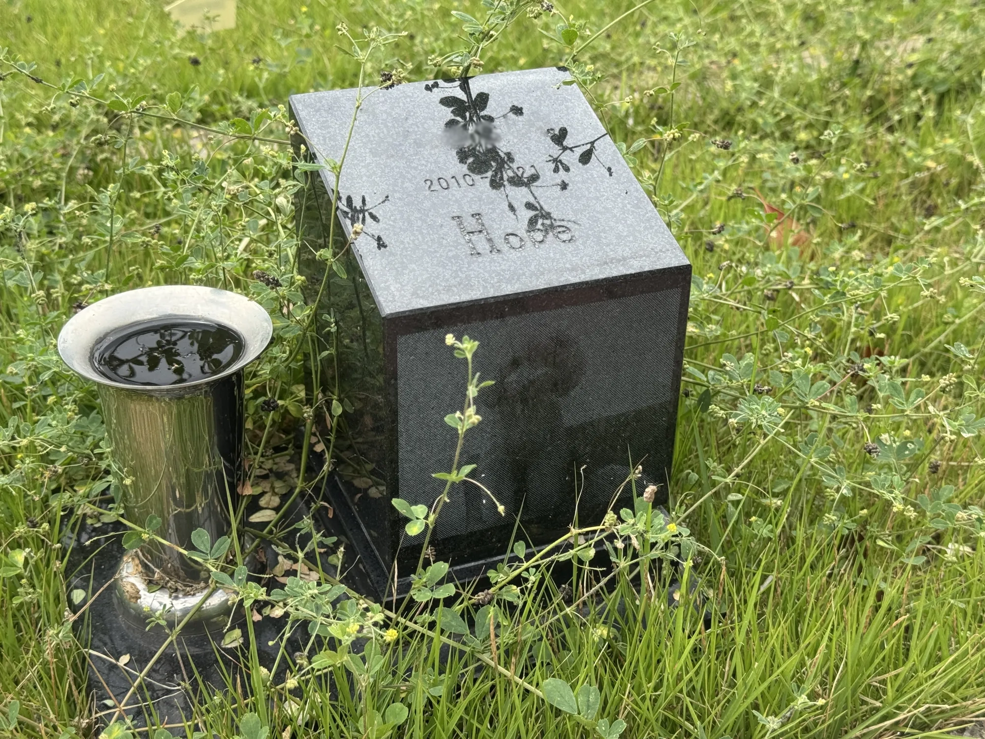 ペット供養墓ファミエ 骨壺埋葬イメージ