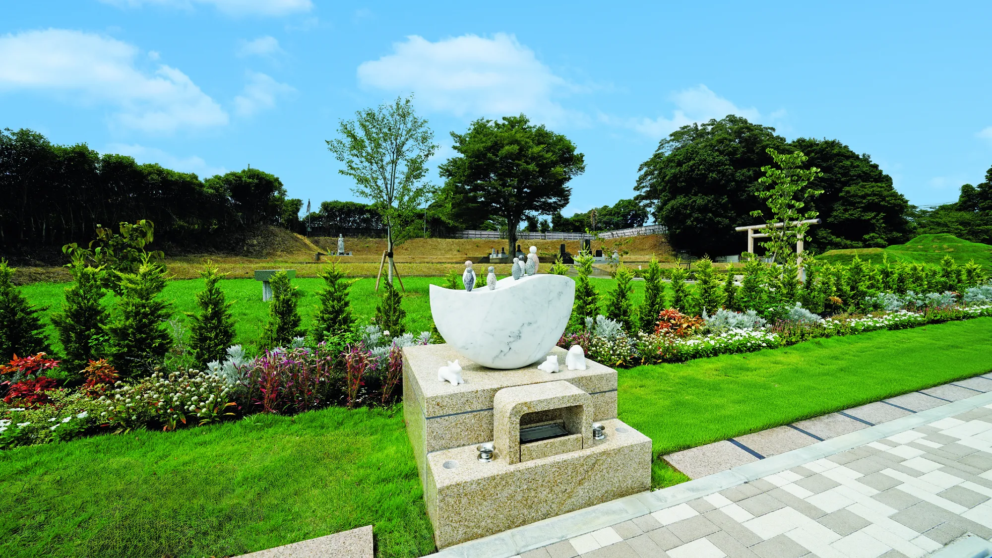 白いモニュメントと芝生