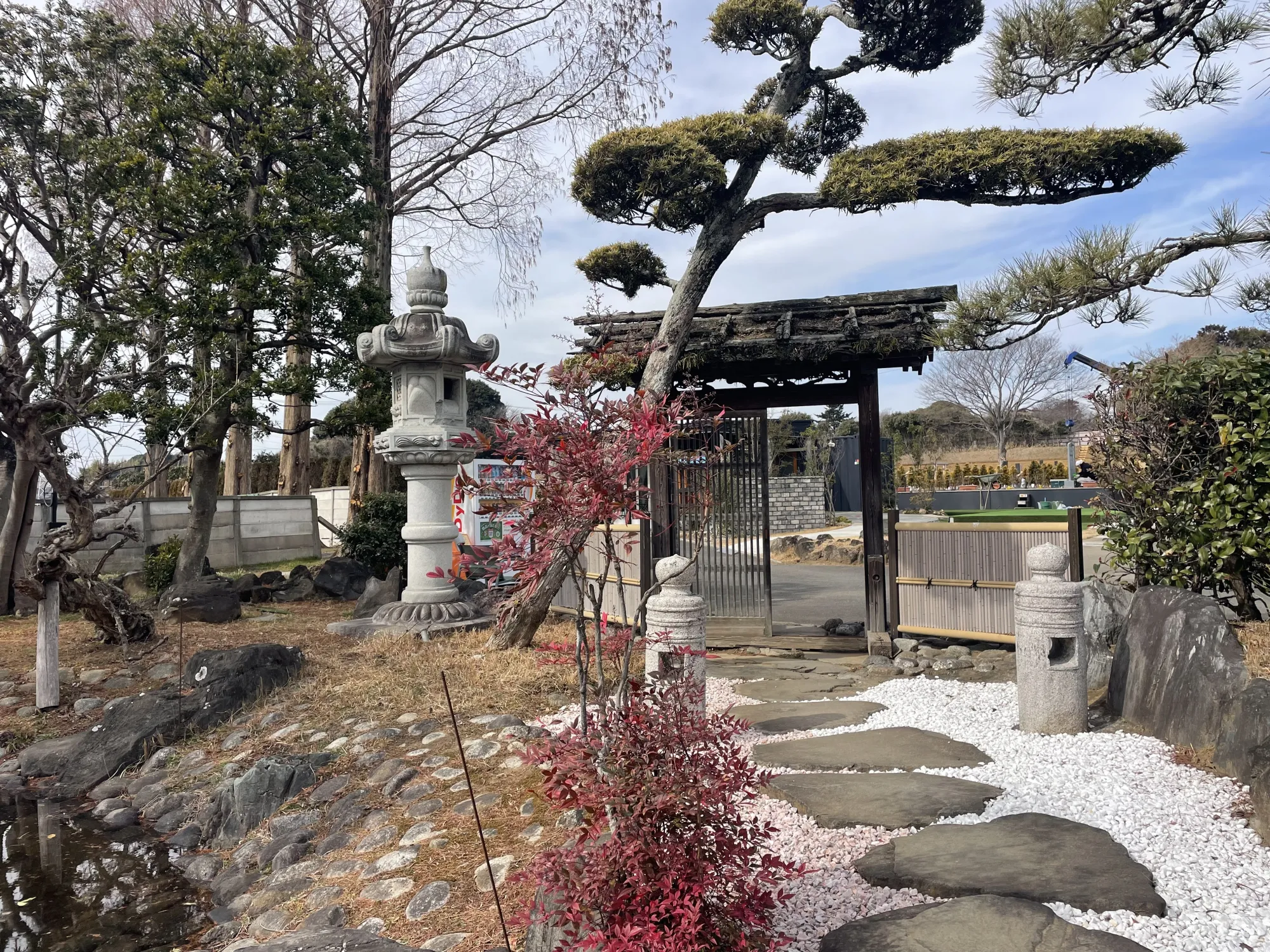 灯籠と飛び石の庭