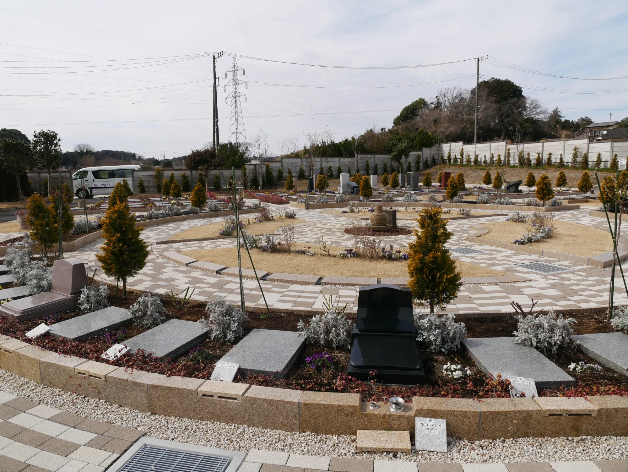 同心円状の墓所全景