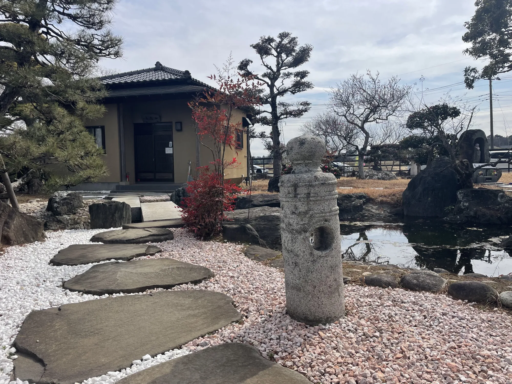 飛び石と石灯籠のある庭