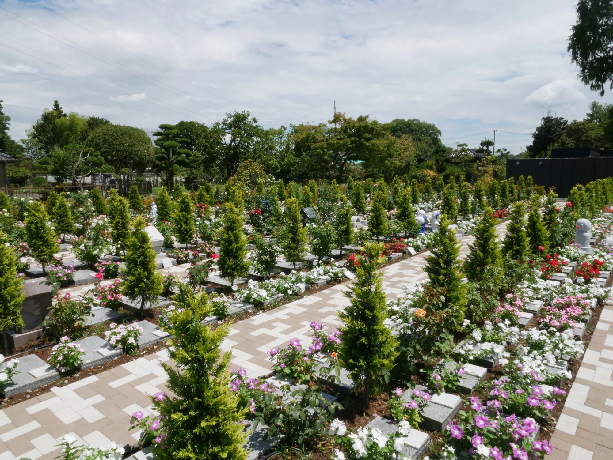 季節の花に囲まれた墓所