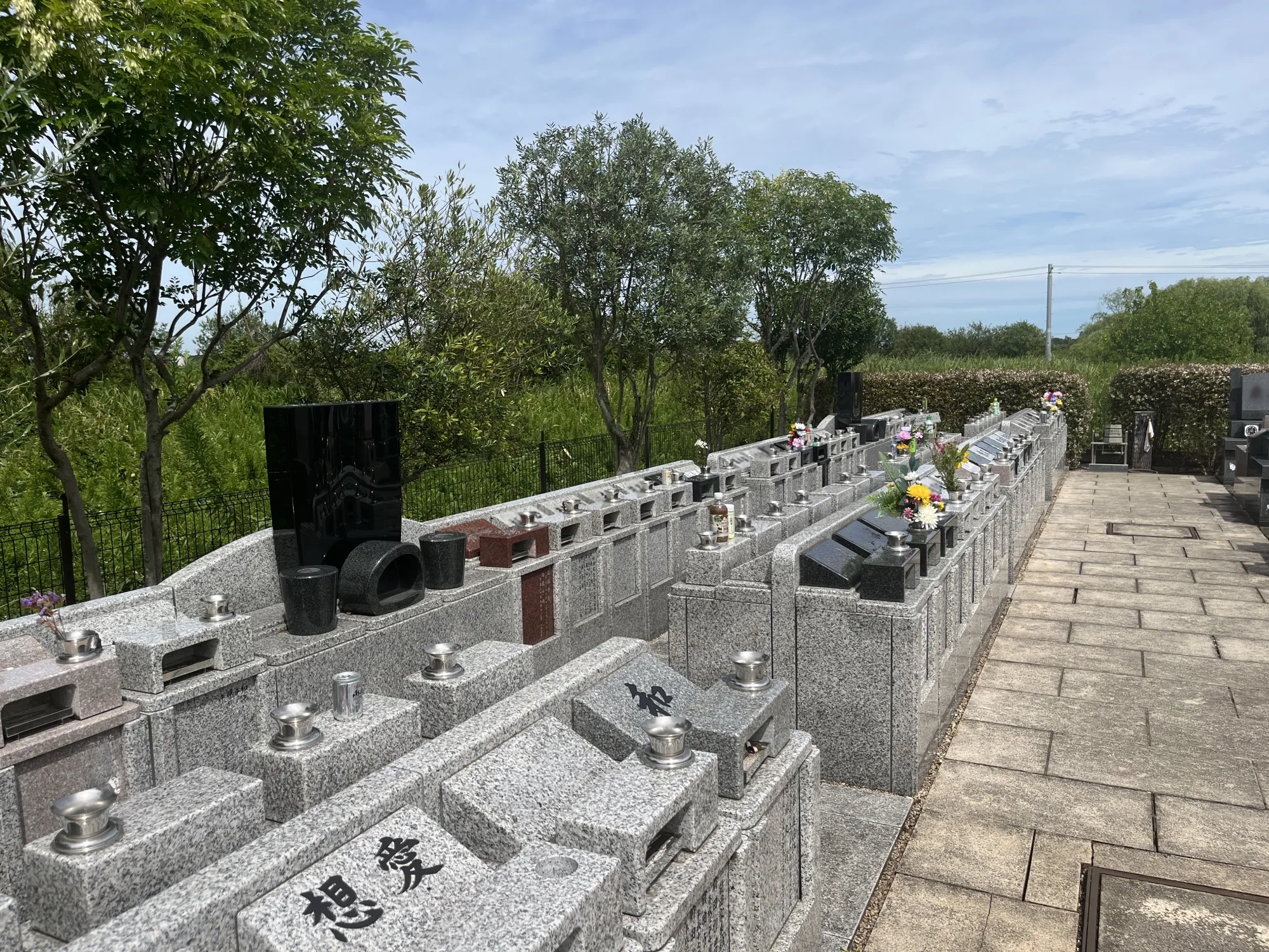 想愛と刻まれた洋型墓石の列