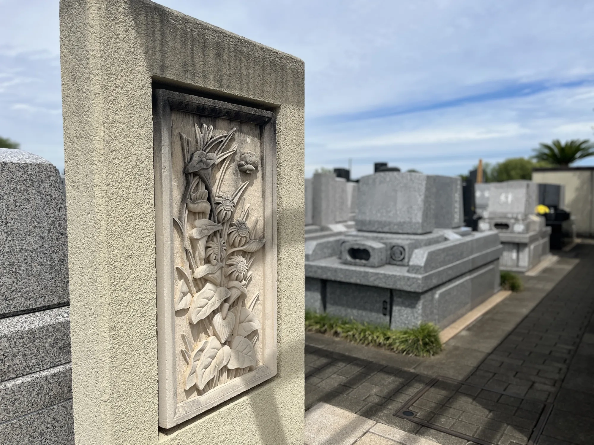 花の浮き彫りがある園内の石柱