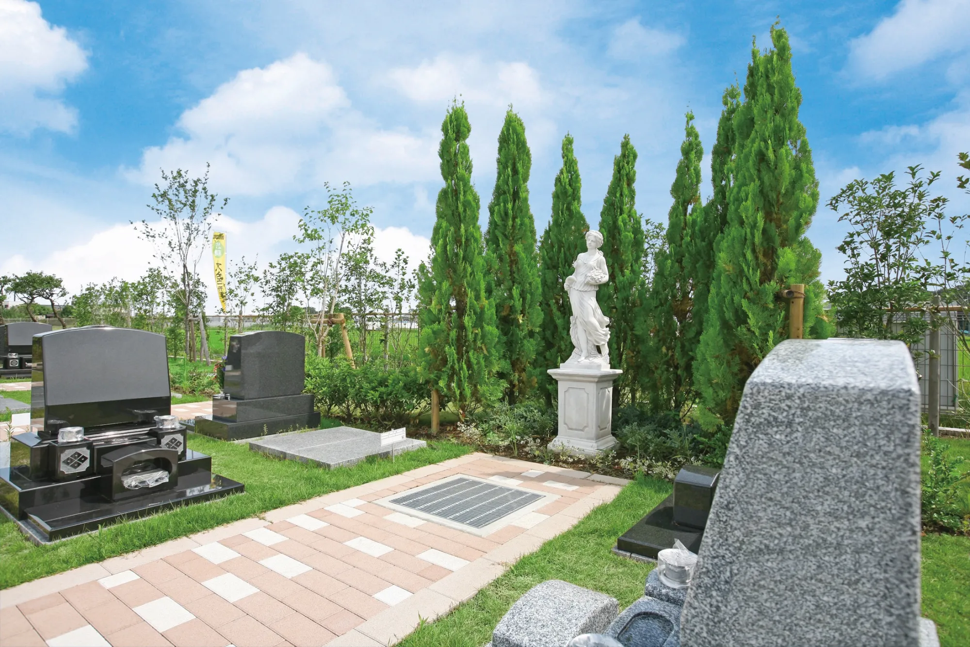 大宮霊園 芝生の園内