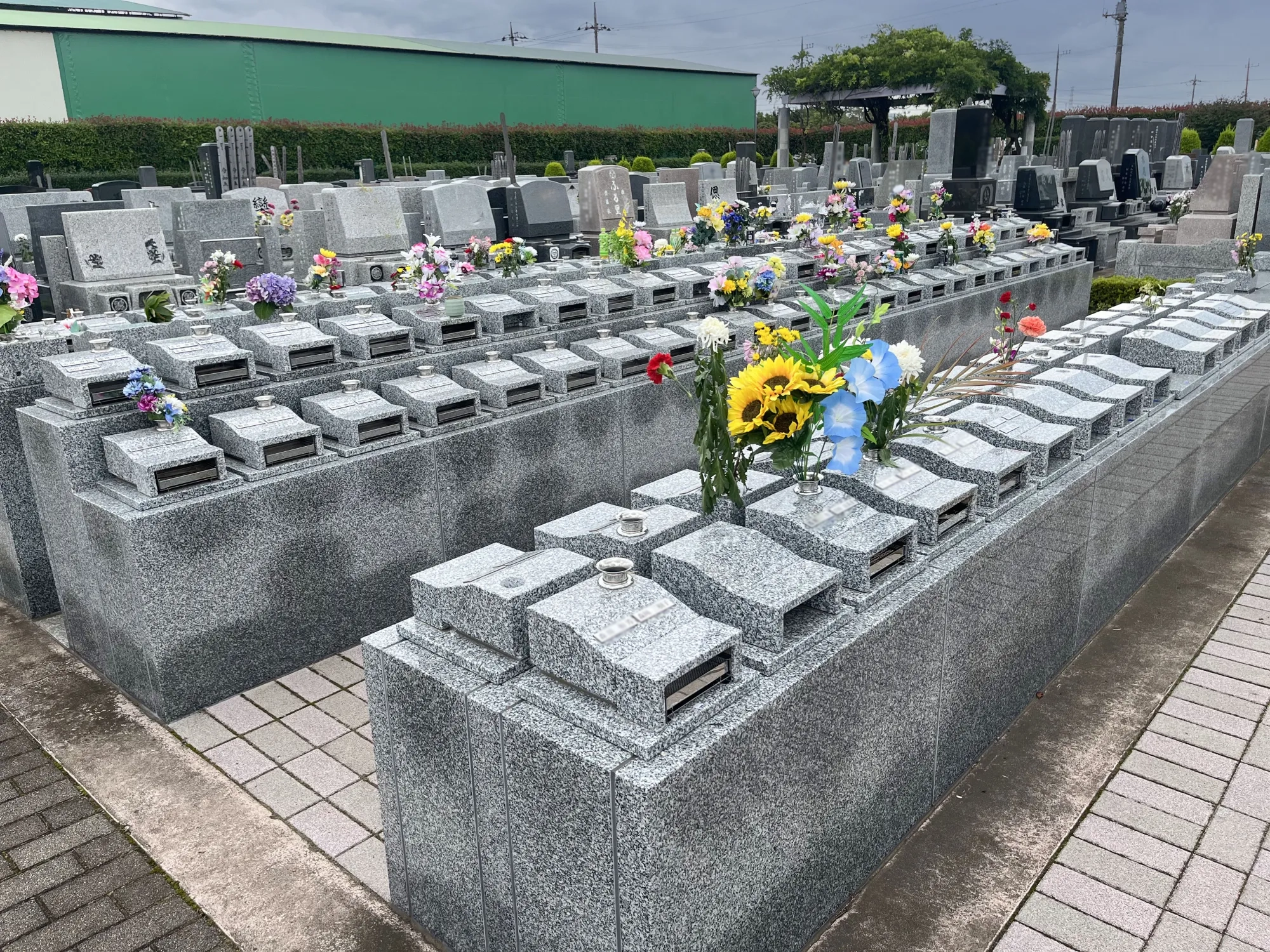 相模ふれあいの杜 田名聖地霊園 テラス状の墓所並び