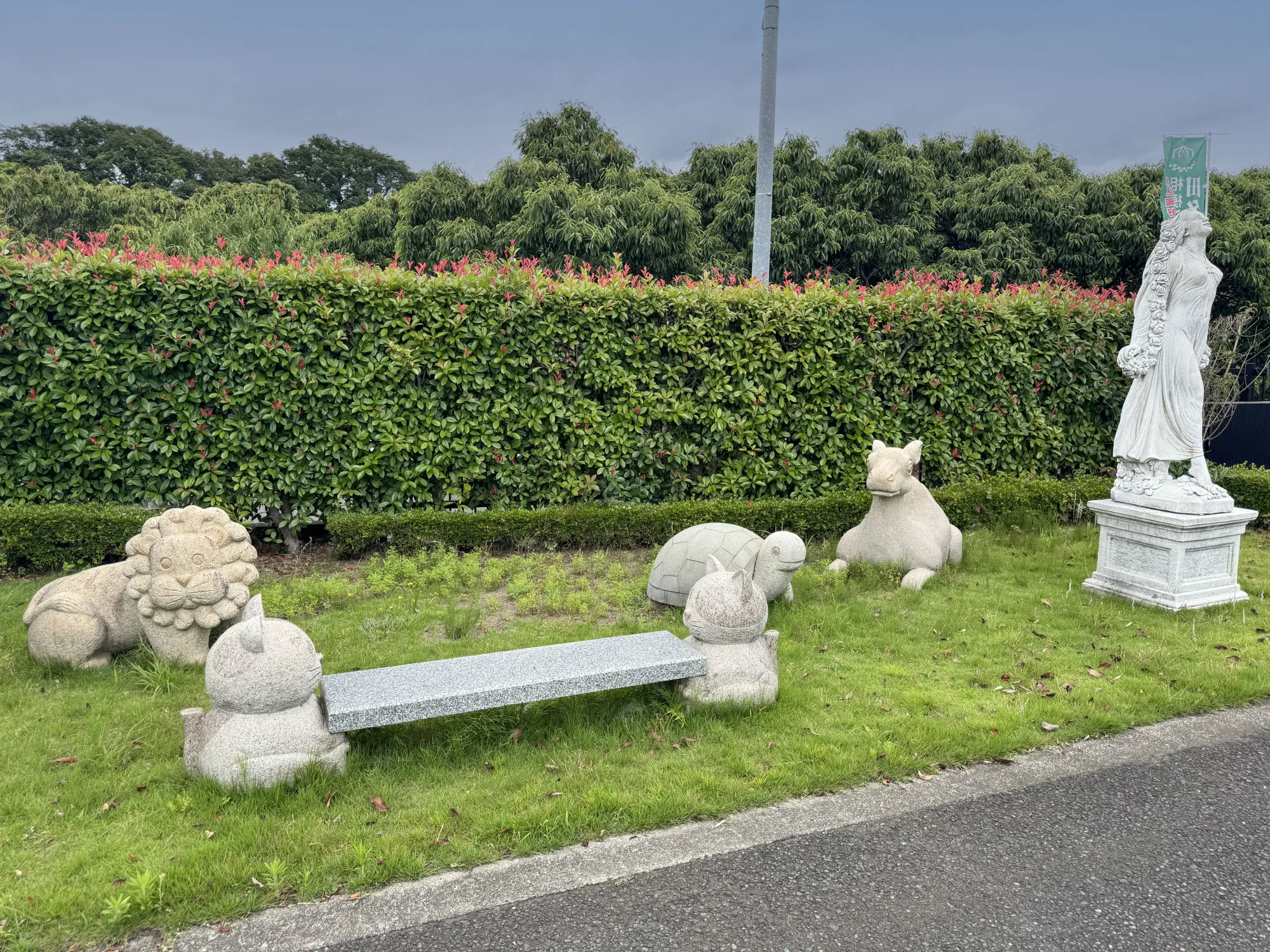 相模ふれあいの杜 田名聖地霊園 園内の彫刻と緑