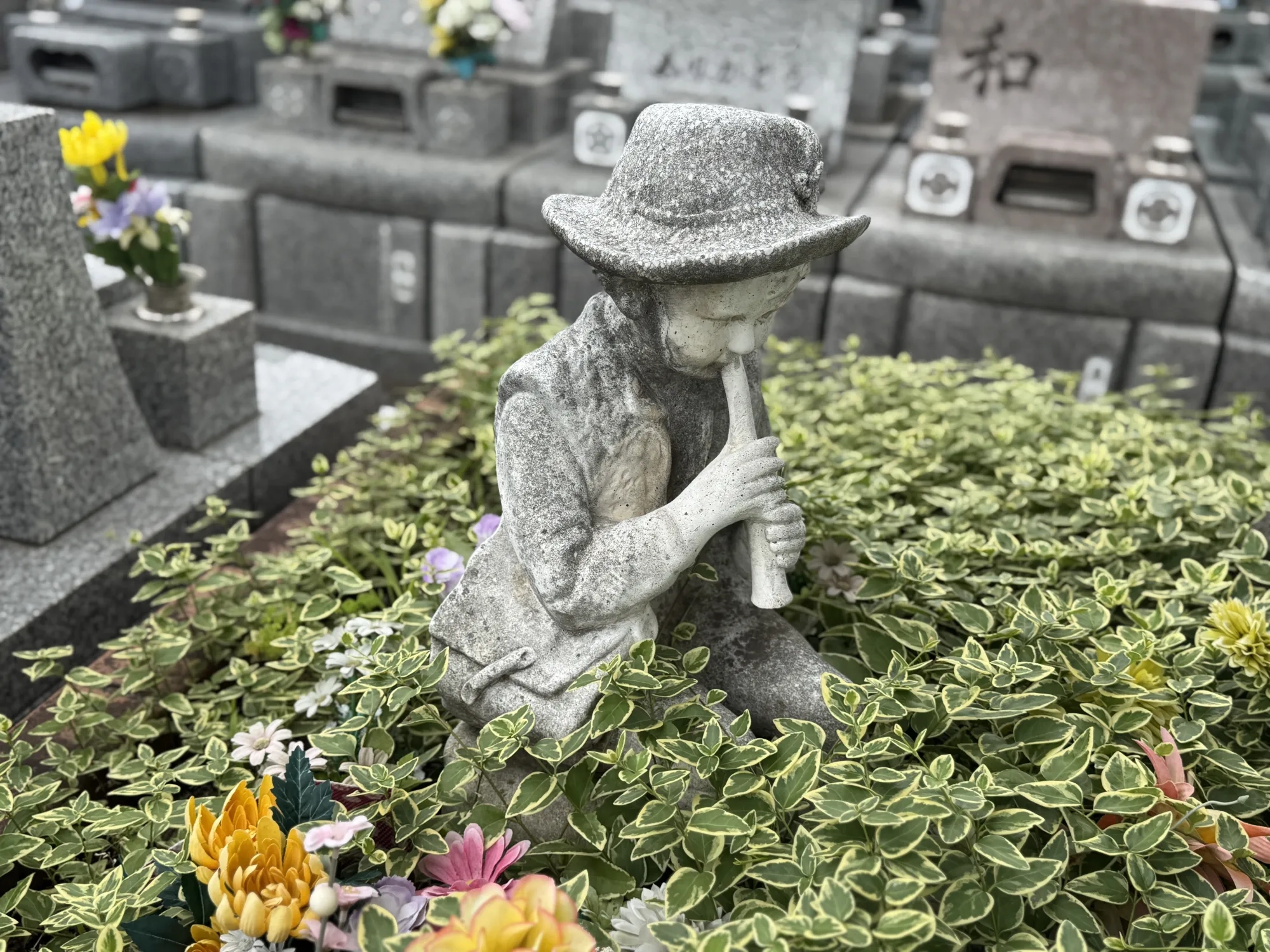 相模ふれあいの杜 田名聖地霊園 緑に佇む石像