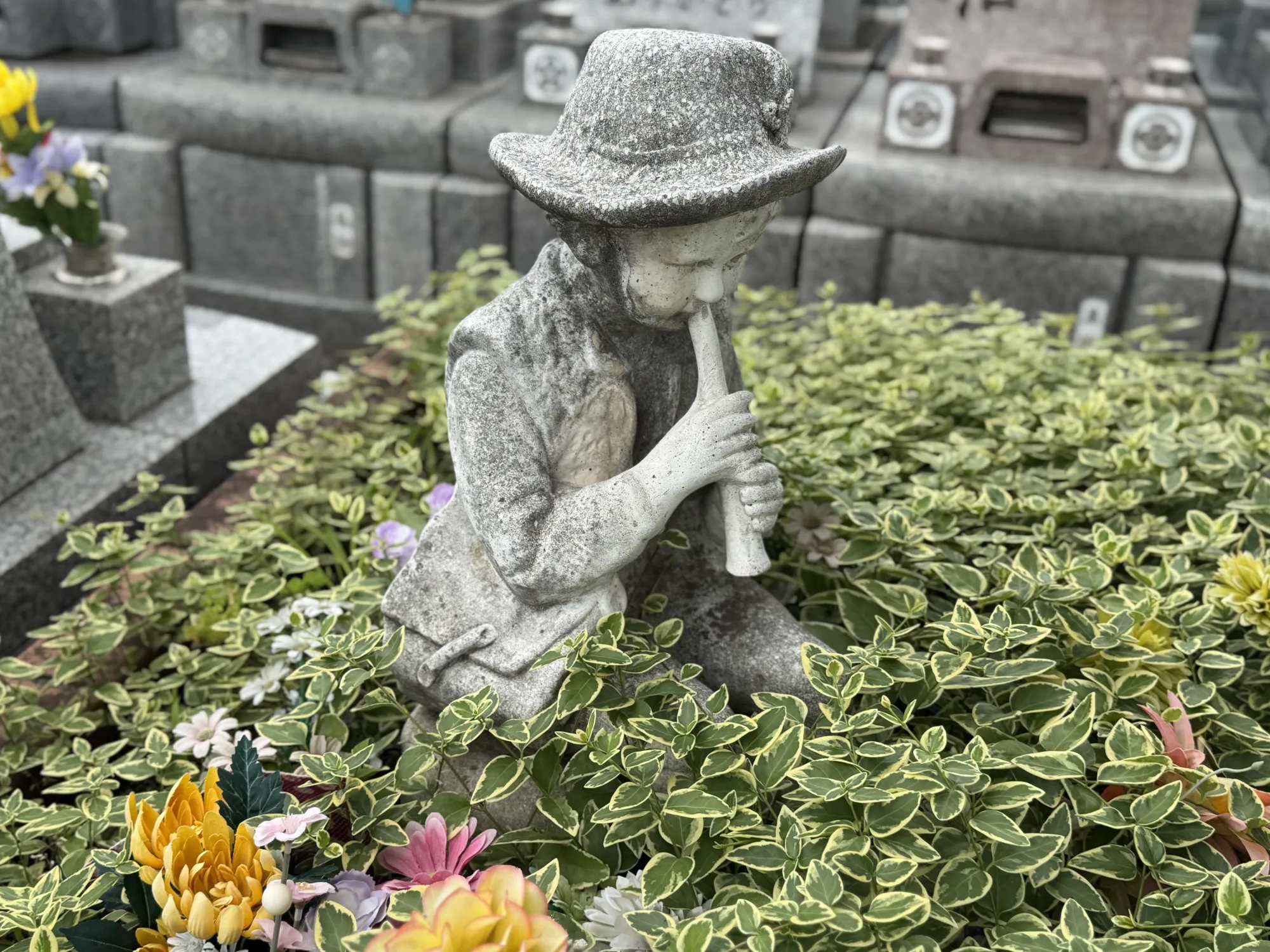 相模ふれあいの杜 田名聖地霊園 花に囲まれた笛の石像