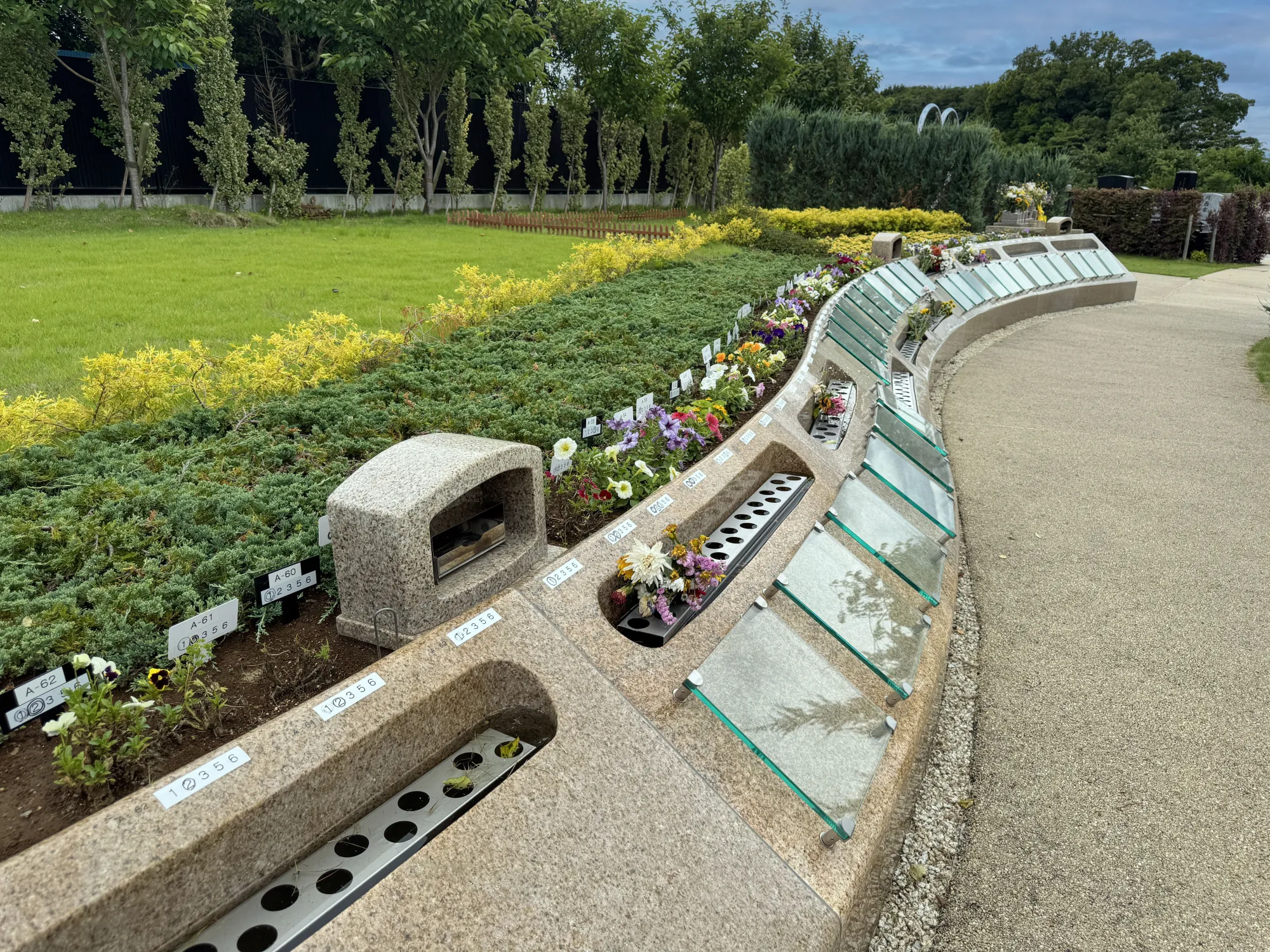 ファンタジーランドの銘板と参道