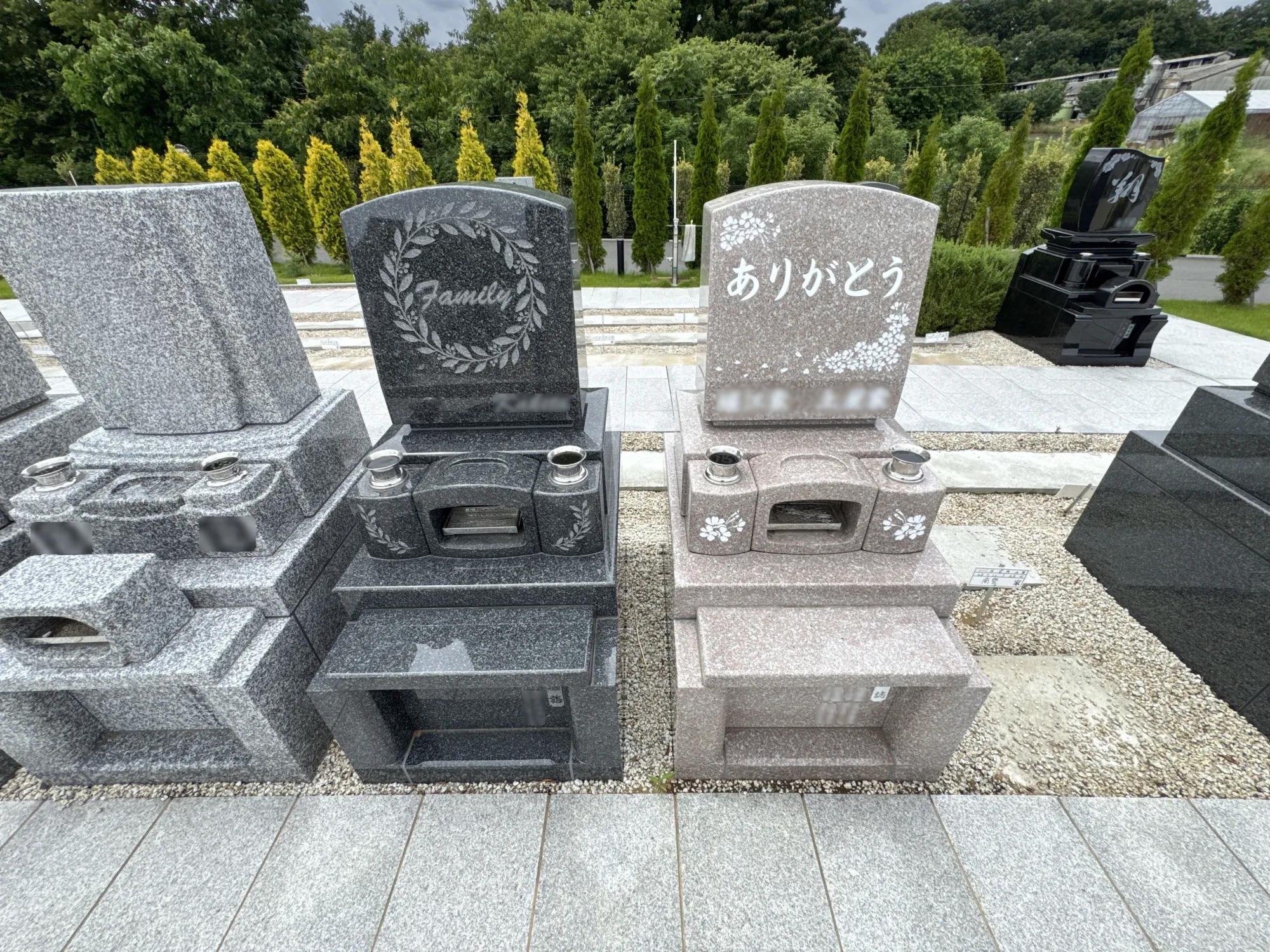 「Family」「ありがとう」の墓石